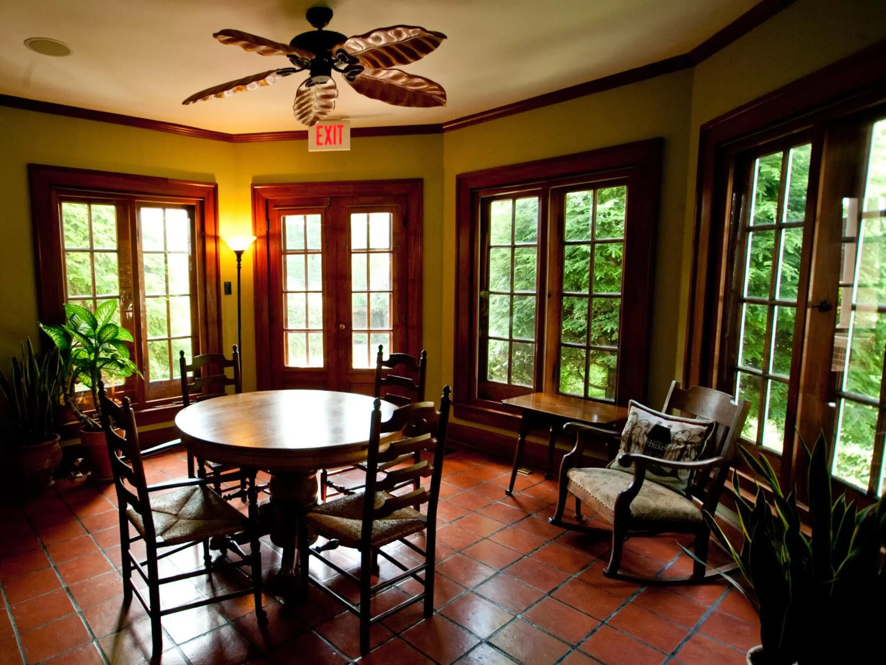 Restaurant/places to eat, Dining Area in Showers Inn