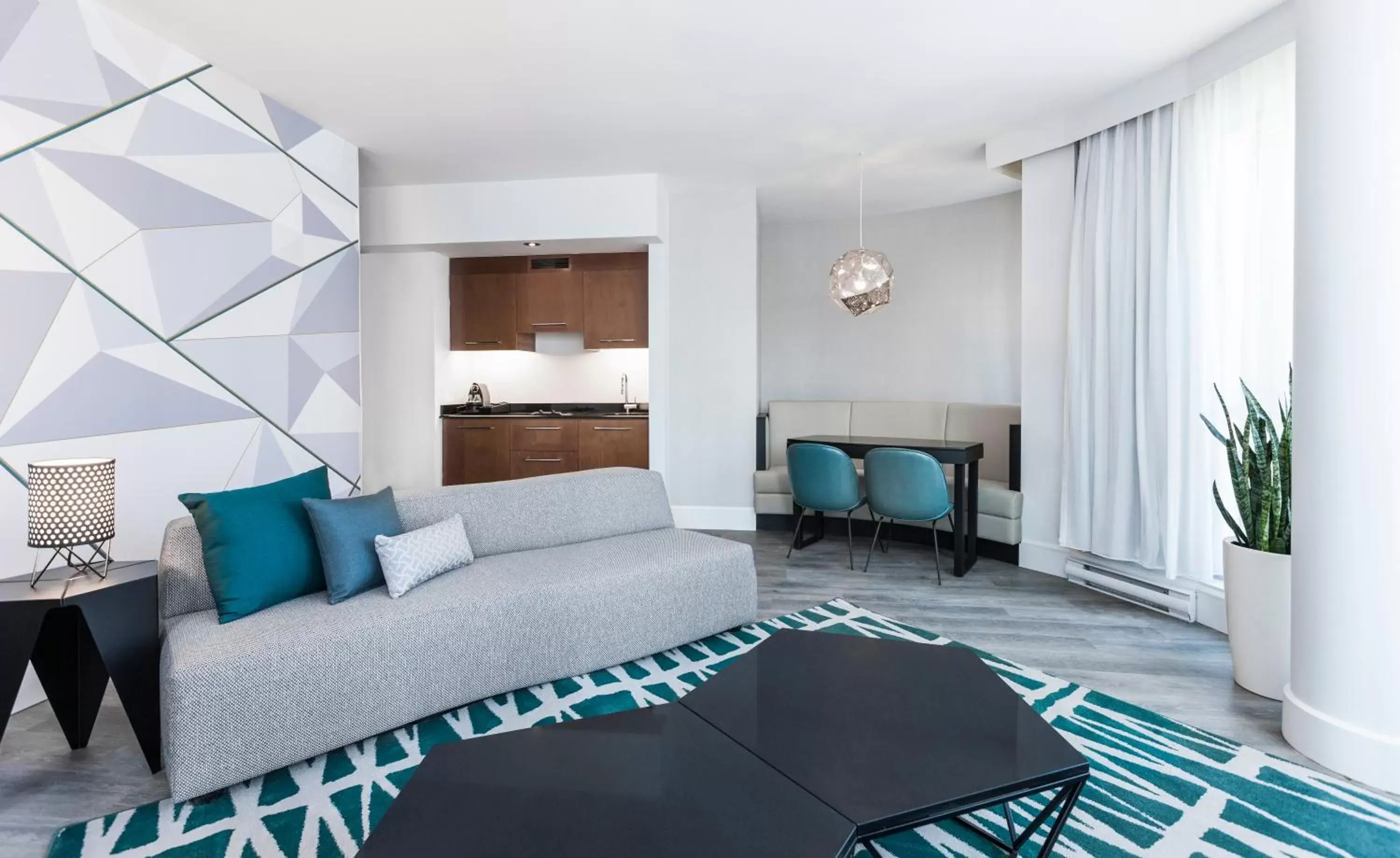 Shower, Seating Area in Warwick Le Crystal - Montréal