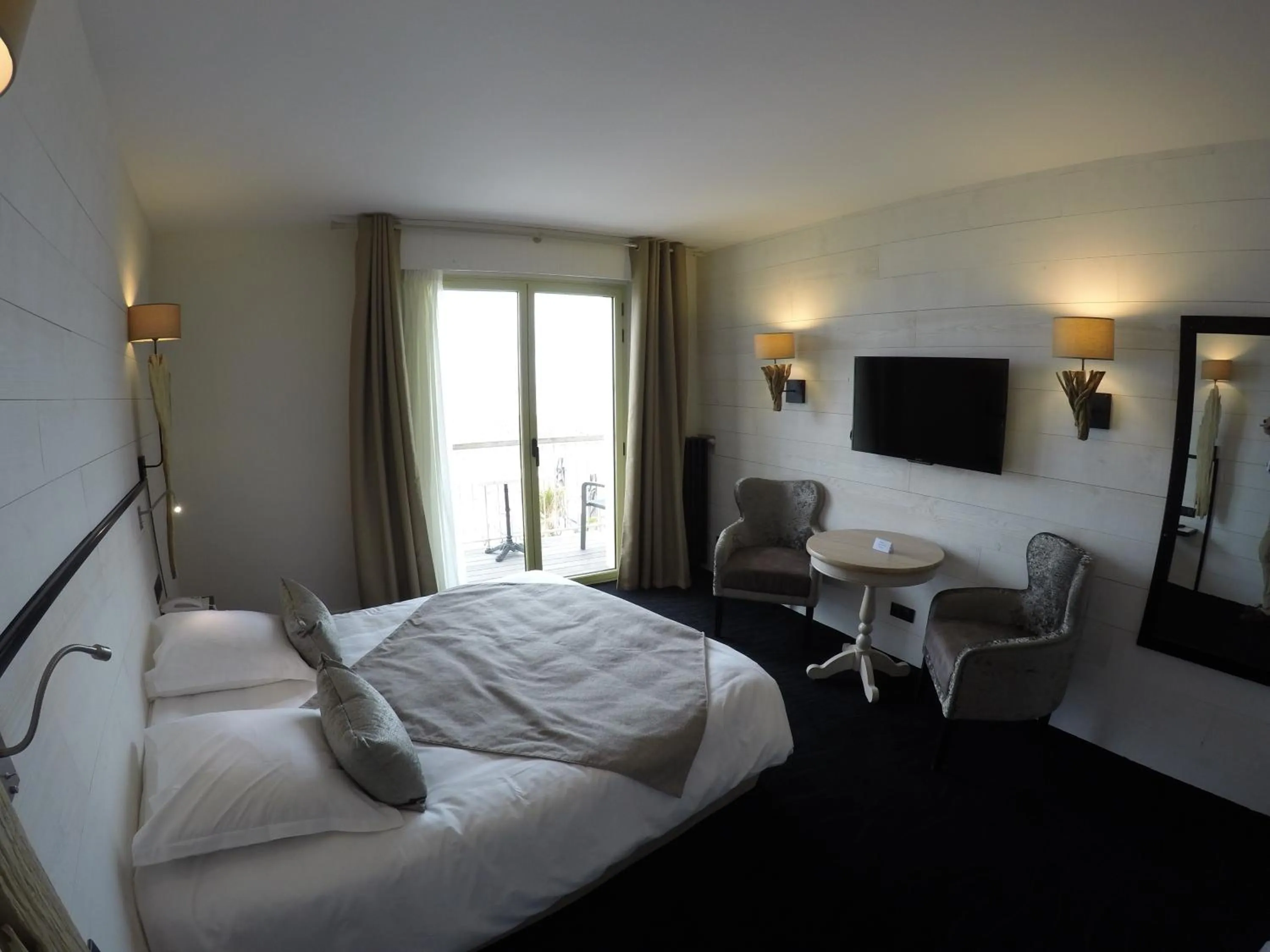 Photo of the whole room in Hôtel Les Brises