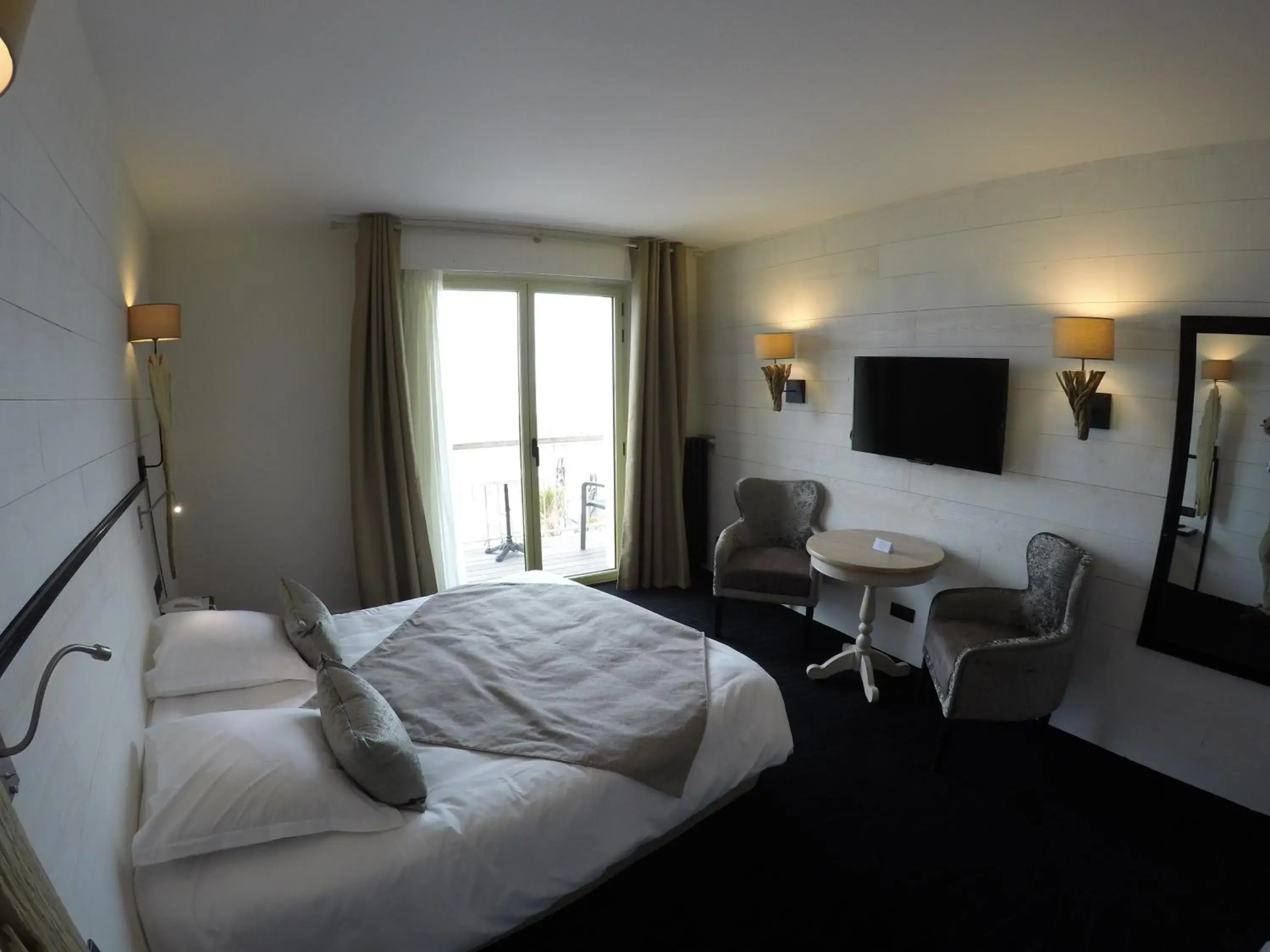 Photo of the whole room in Hotel les Brises