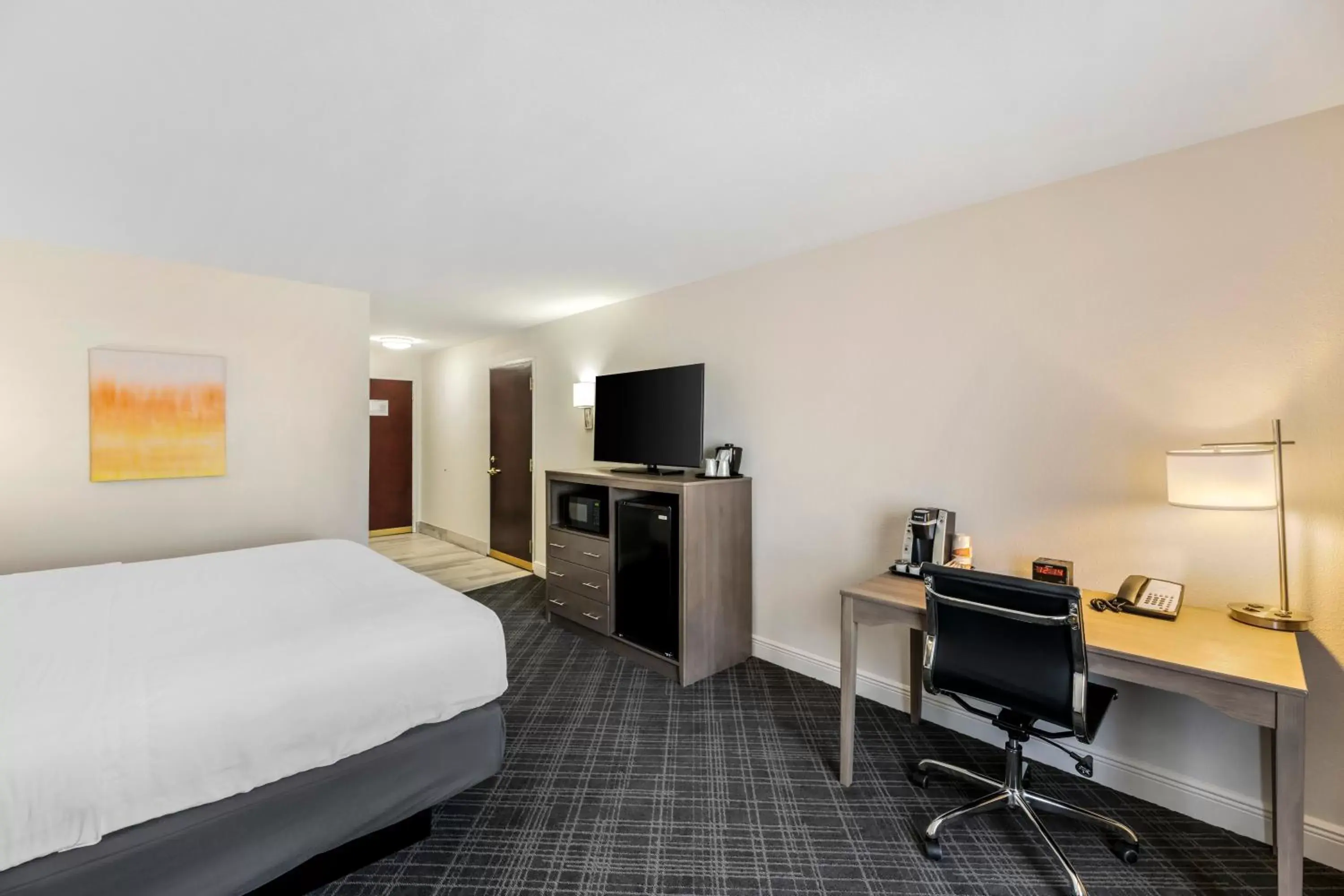 Bedroom, TV/Entertainment Center in Comfort Inn & Suites