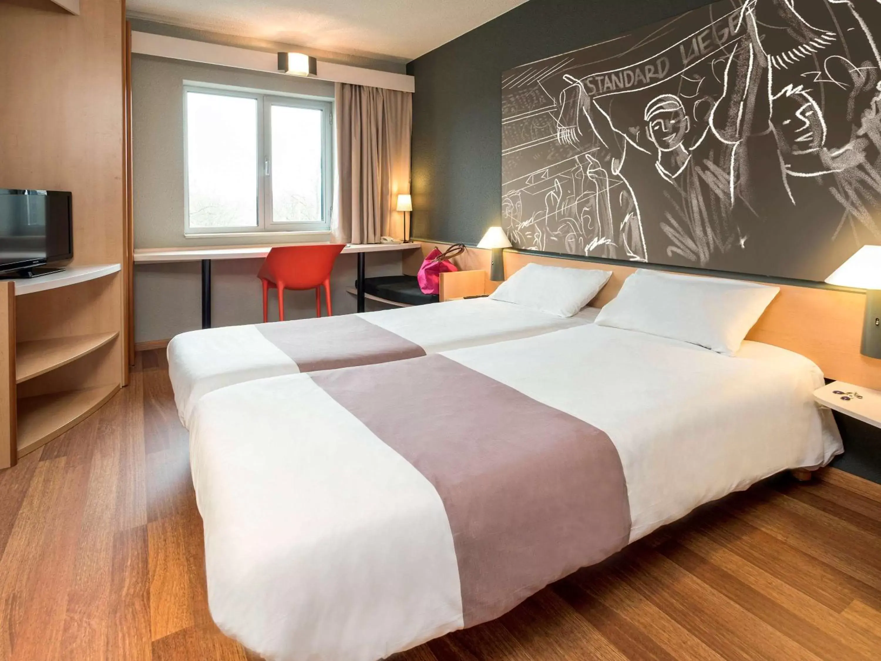 Photo of the whole room, Bed in ibis Liège Seraing