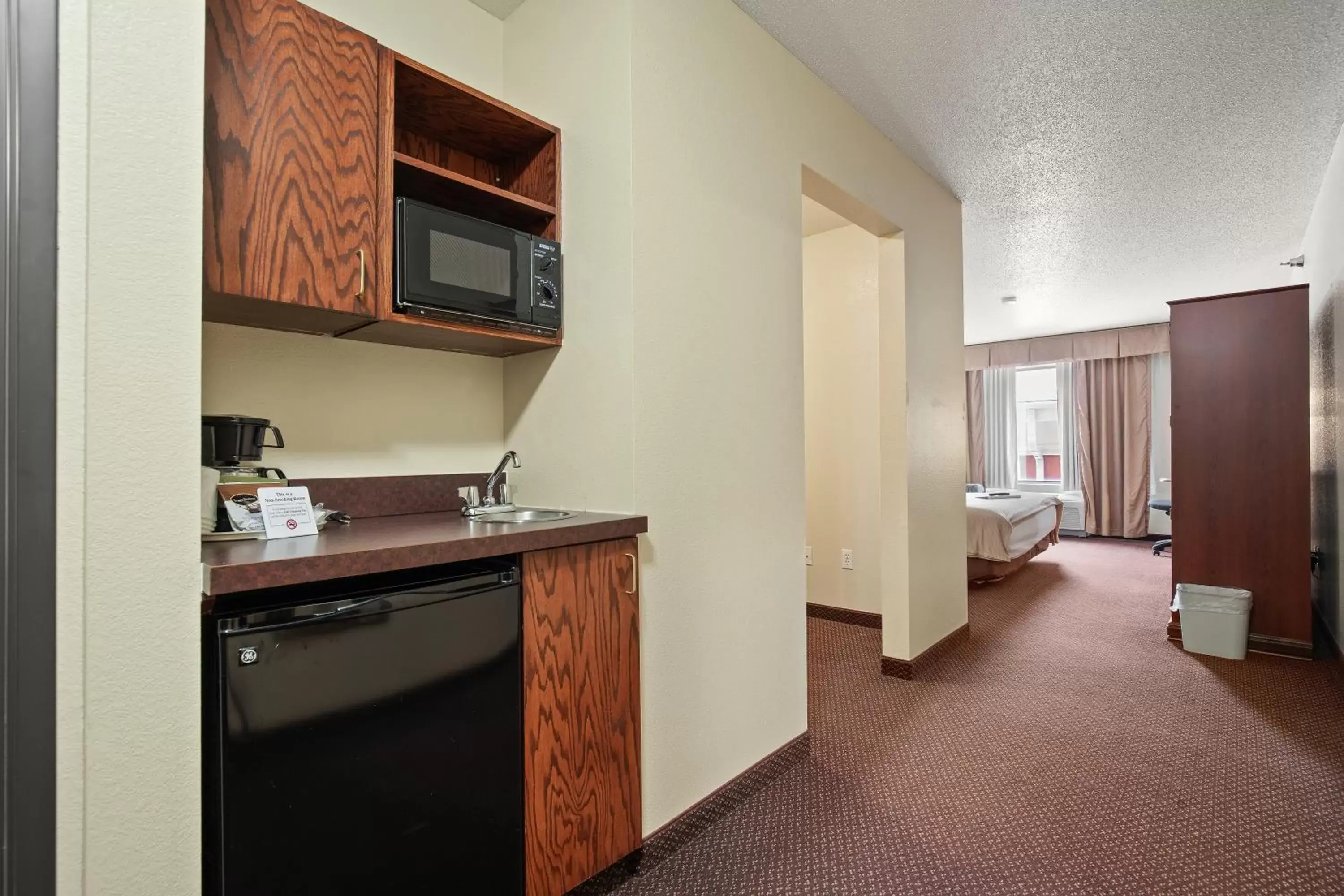Kitchen/Kitchenette in Stay USA Hotel and Suites