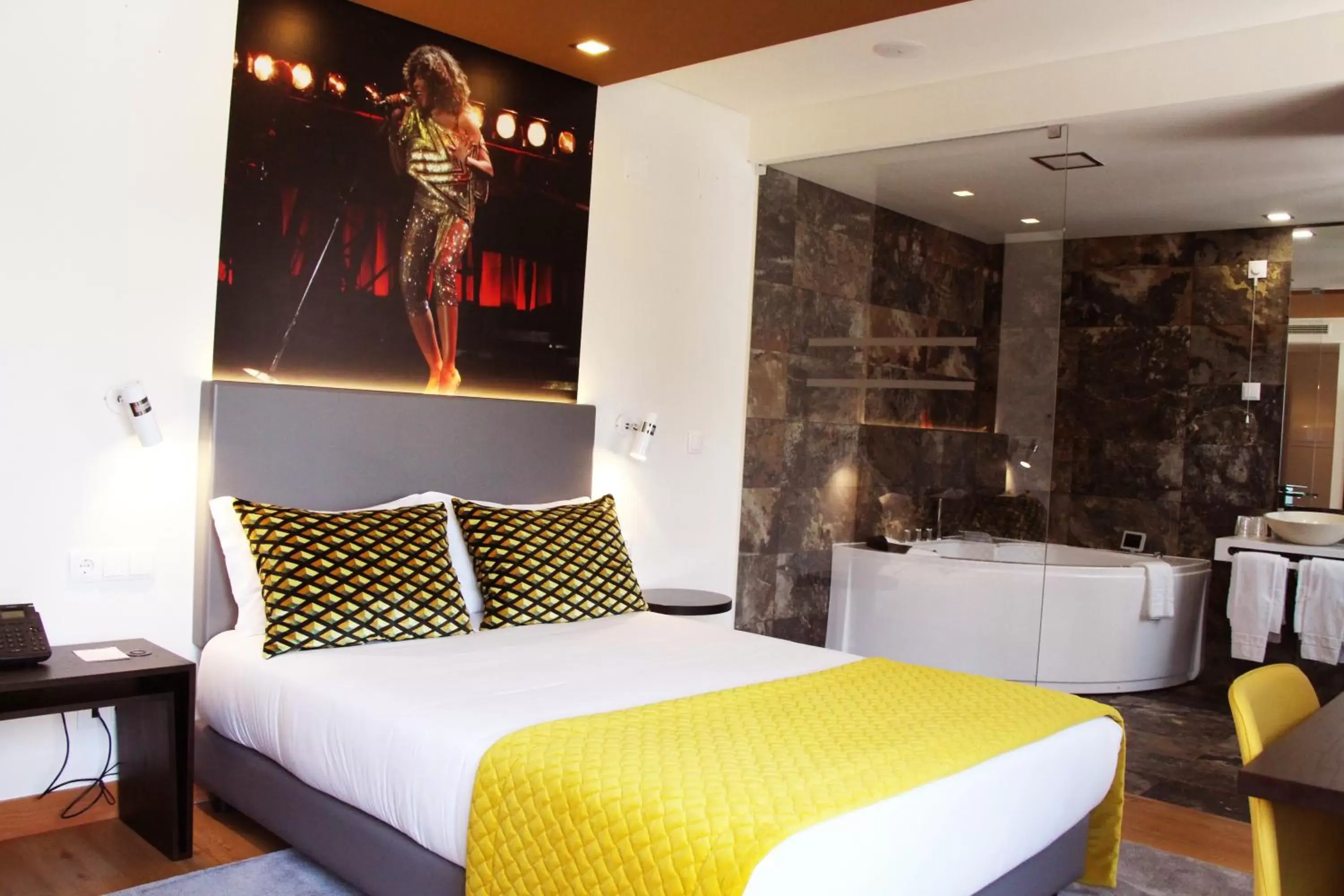 Bedroom, Bed in America Diamonds Hotel & Sushi Bar