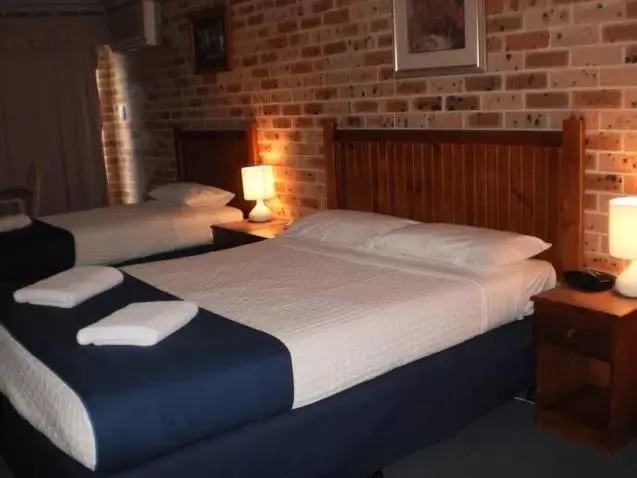 Bed in Lake Haven Motor Inn