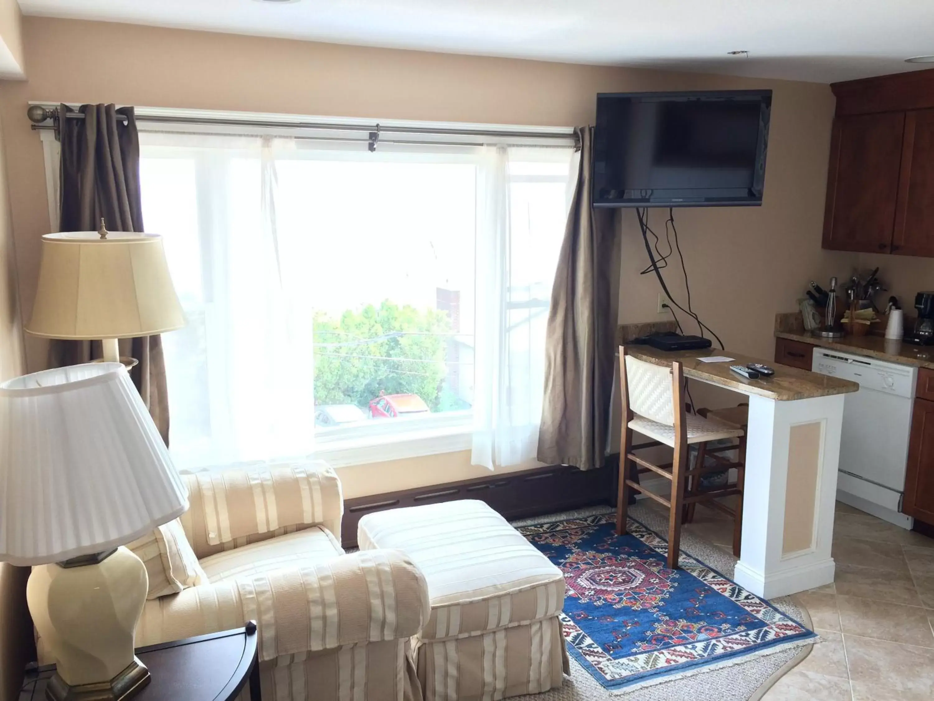 Shower, TV/Entertainment Center in Winthrop Arms Hotel Restaurant Logan Airport