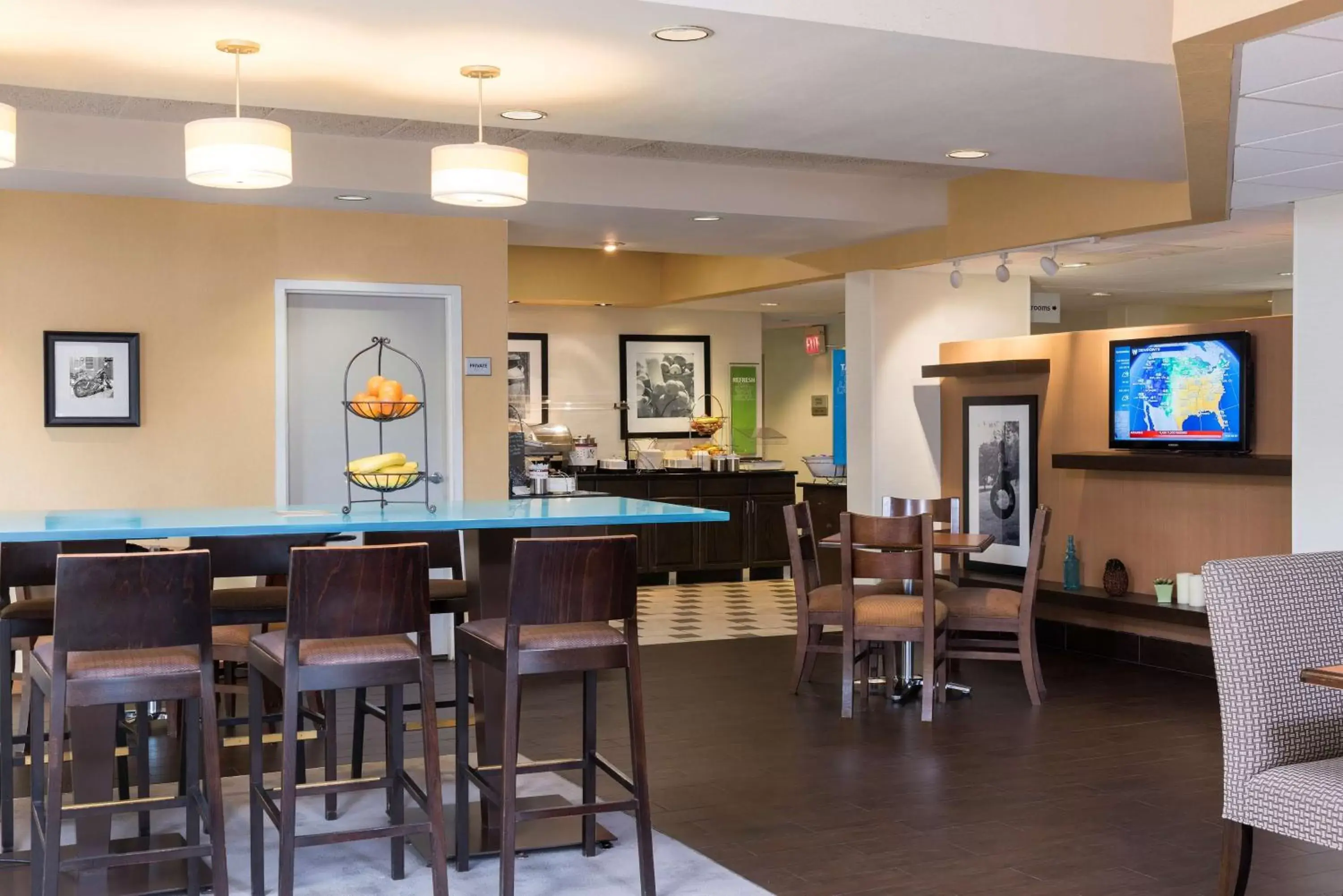 Dining area in Hampton Inn Milwaukee Northwest