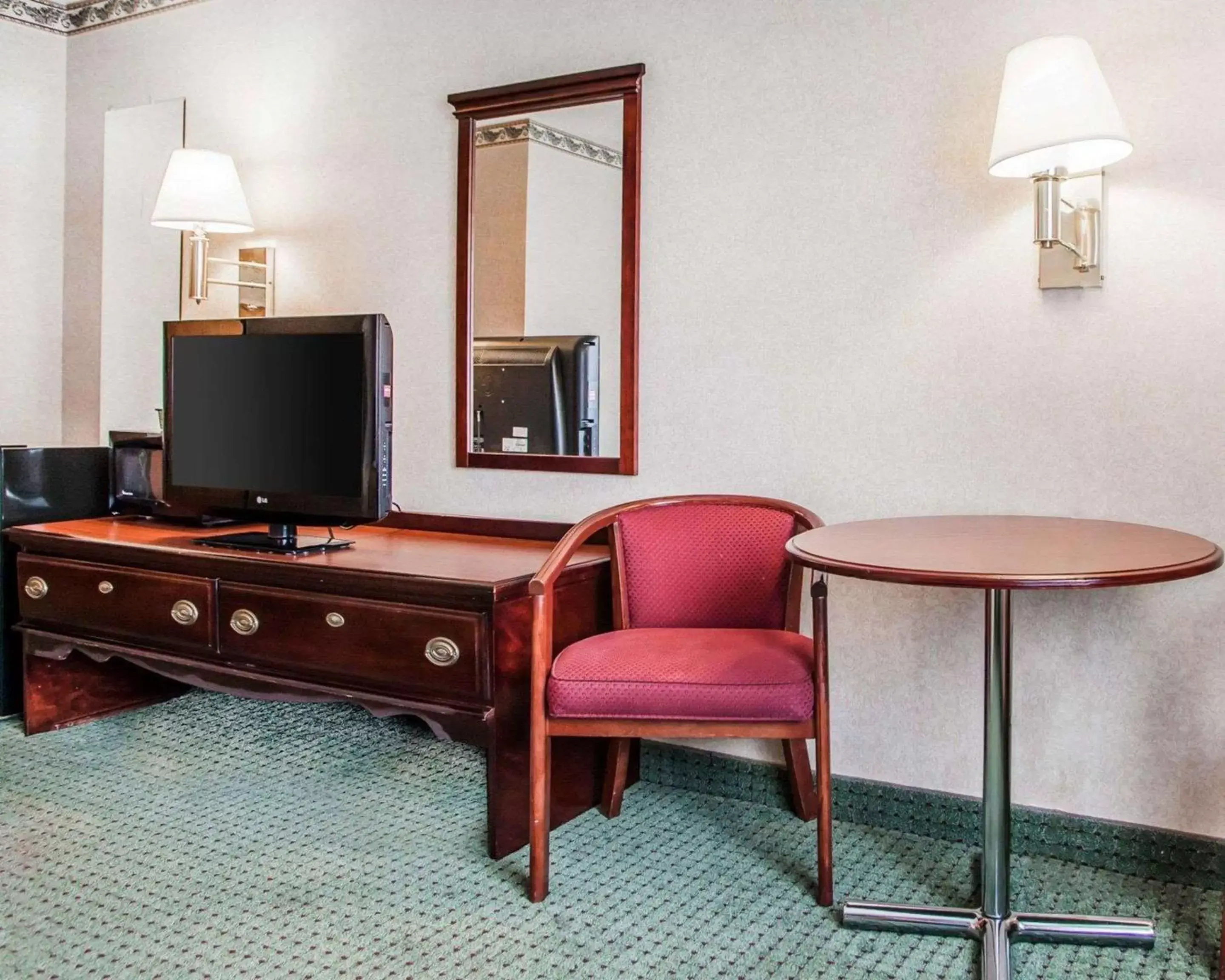 Photo of the whole room, TV/Entertainment Center in Quality Inn Beloit