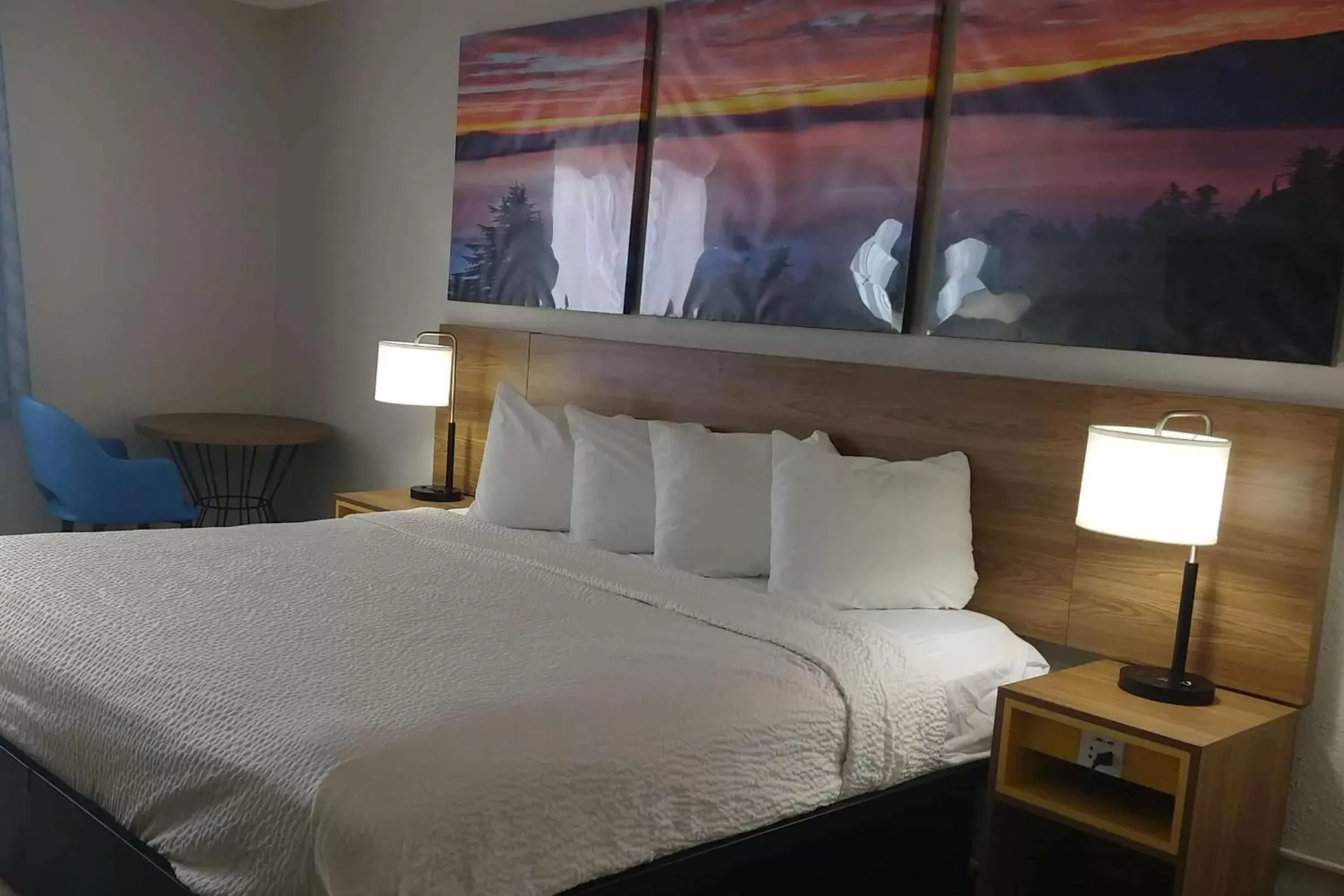 Photo of the whole room, Bed in Days Inn by Wyndham Rawlins