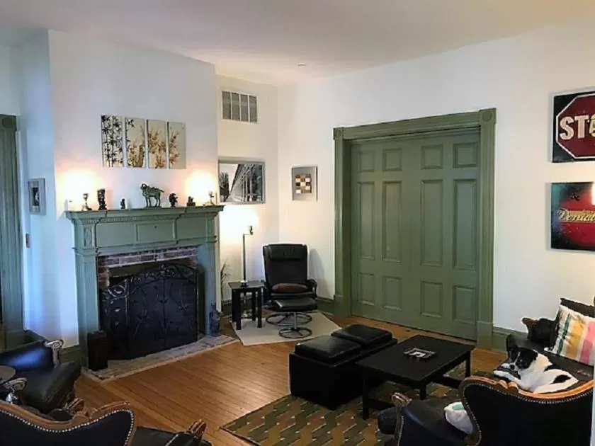 Communal lounge/ TV room, TV/Entertainment Center in Hummingbird Inn