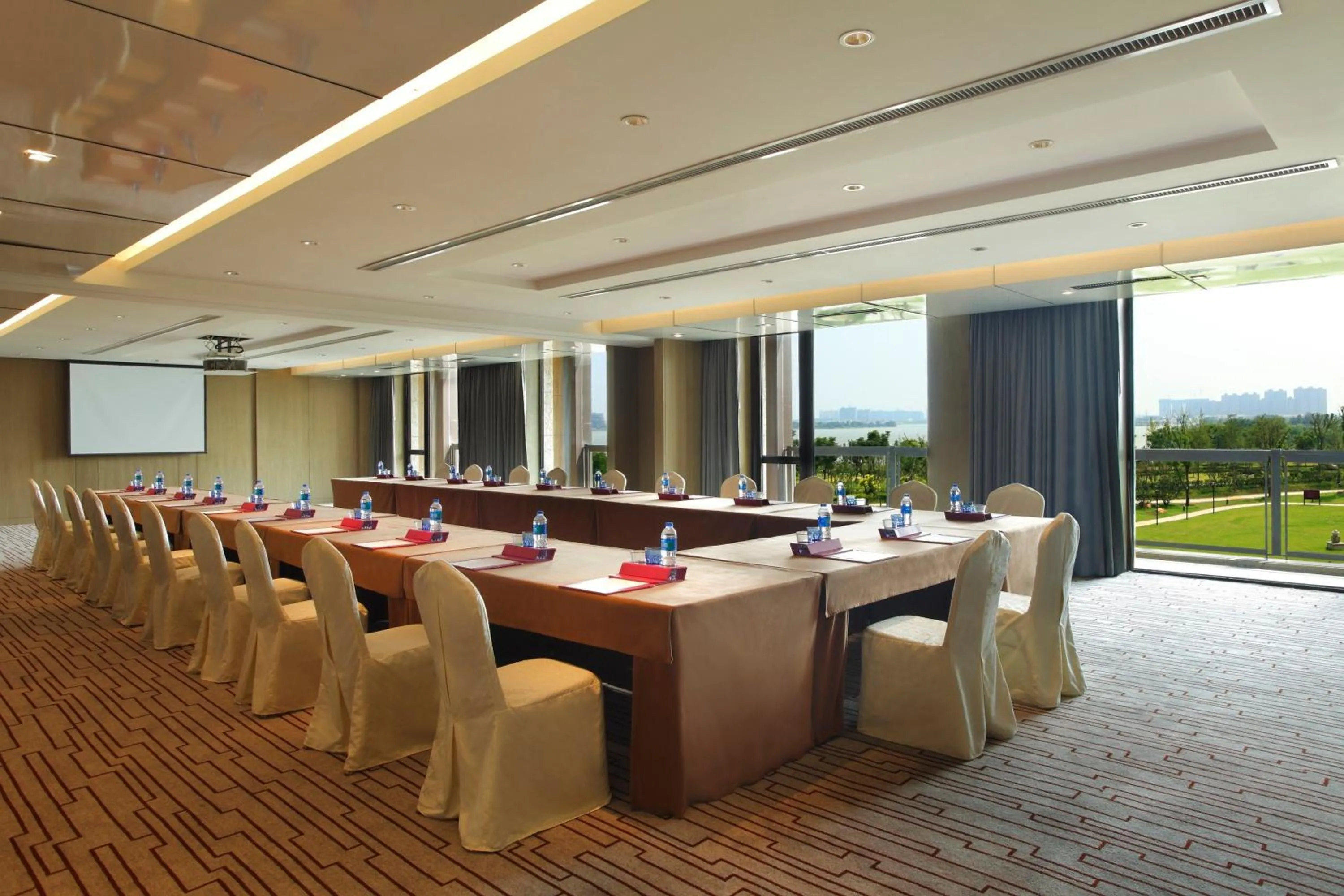 Meeting/conference room in Crowne Plaza Xuzhou Dalong Lake by IHG