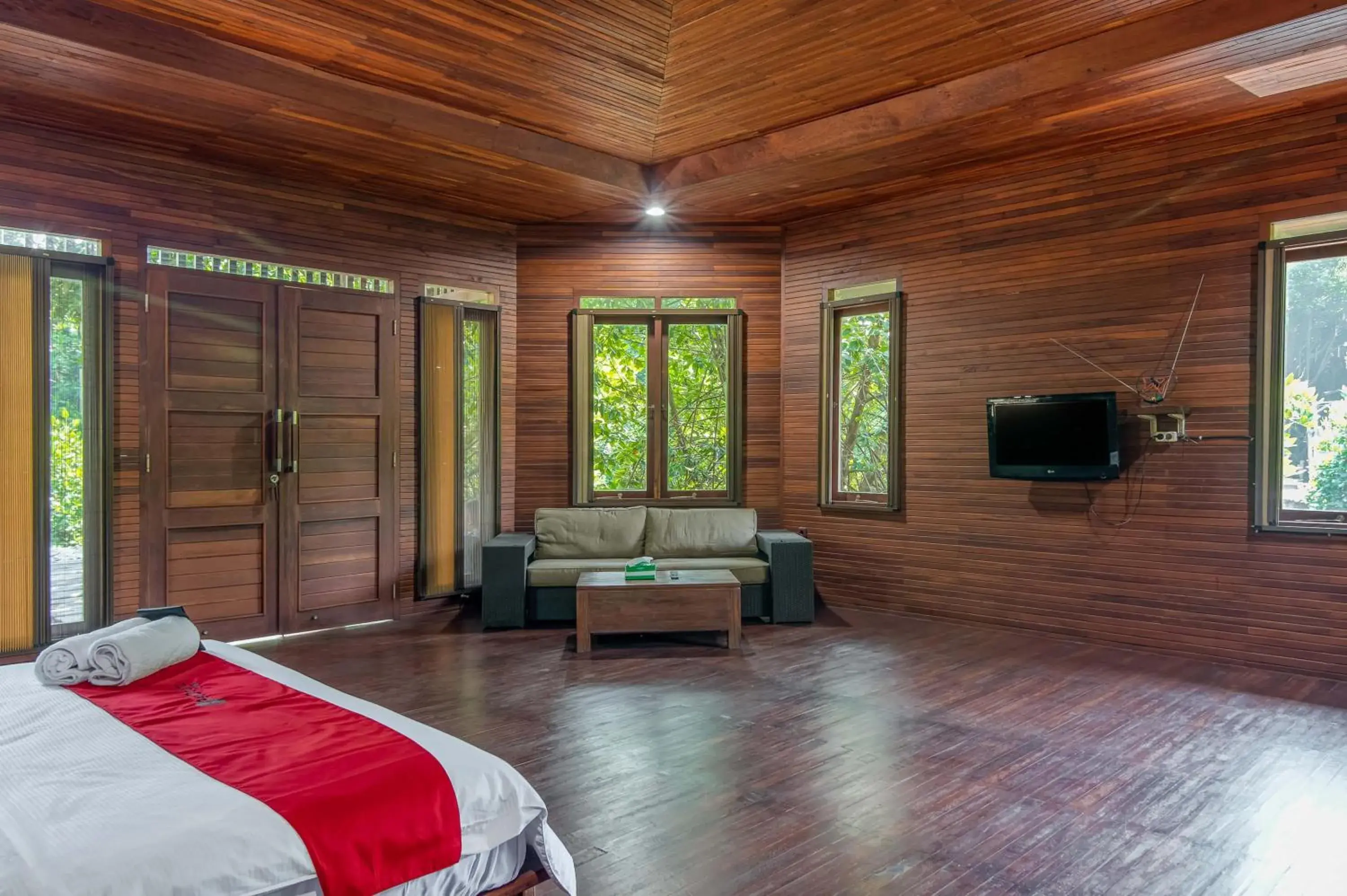 Bedroom, TV/Entertainment Center in RedDoorz Resort @ Taman Wisata Mangrove