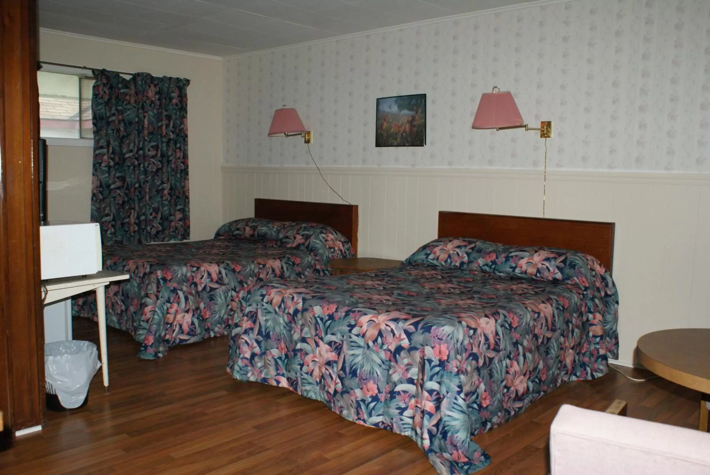 Photo of the whole room, Bed in Regent Motel