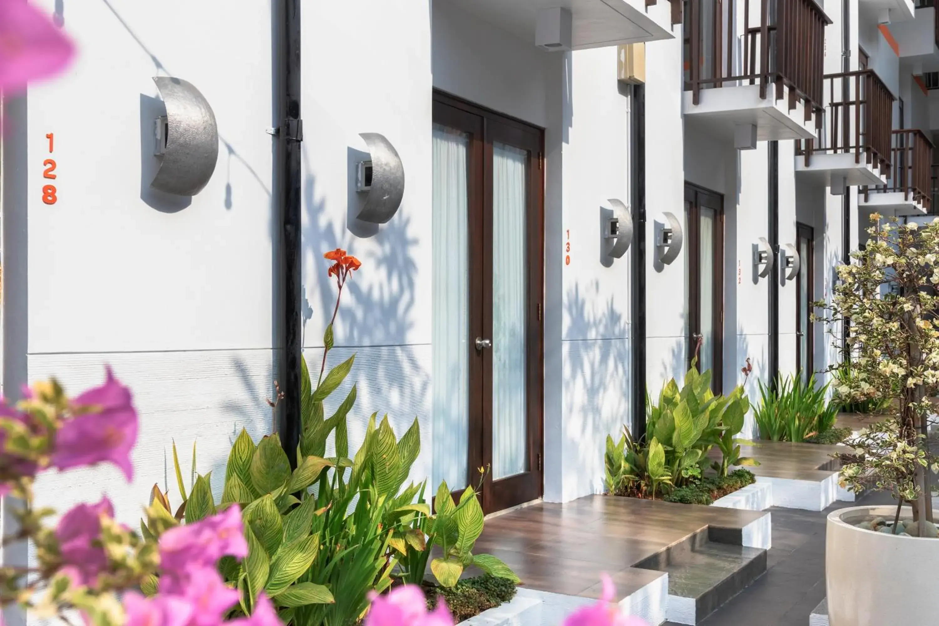 Facade/entrance in HARRIS Hotel Kuta Tuban Bali Facade/entrance in HARRIS Hotel Kuta Tuban Bali