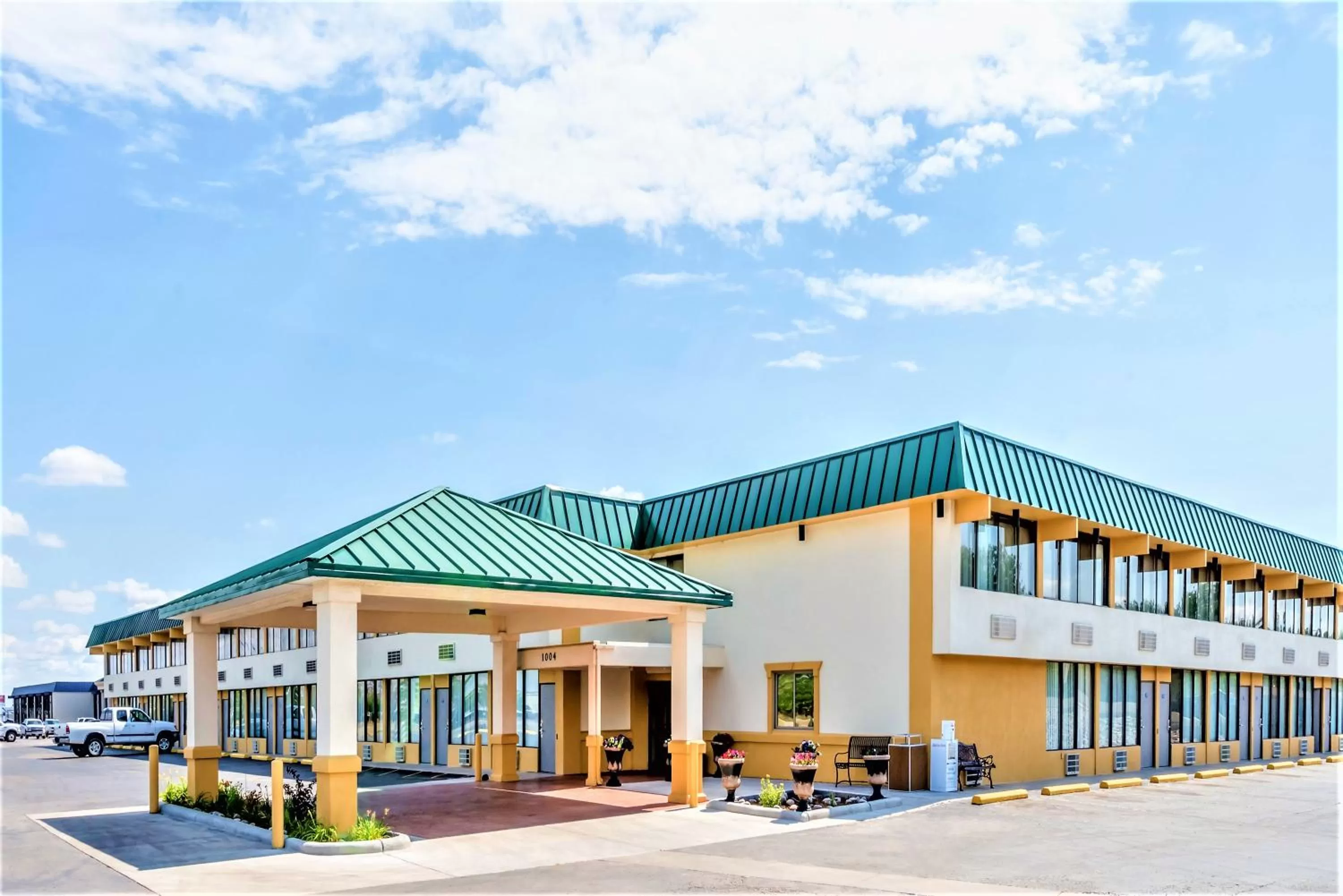 Property building in Howard Johnson by Wyndham Gillette