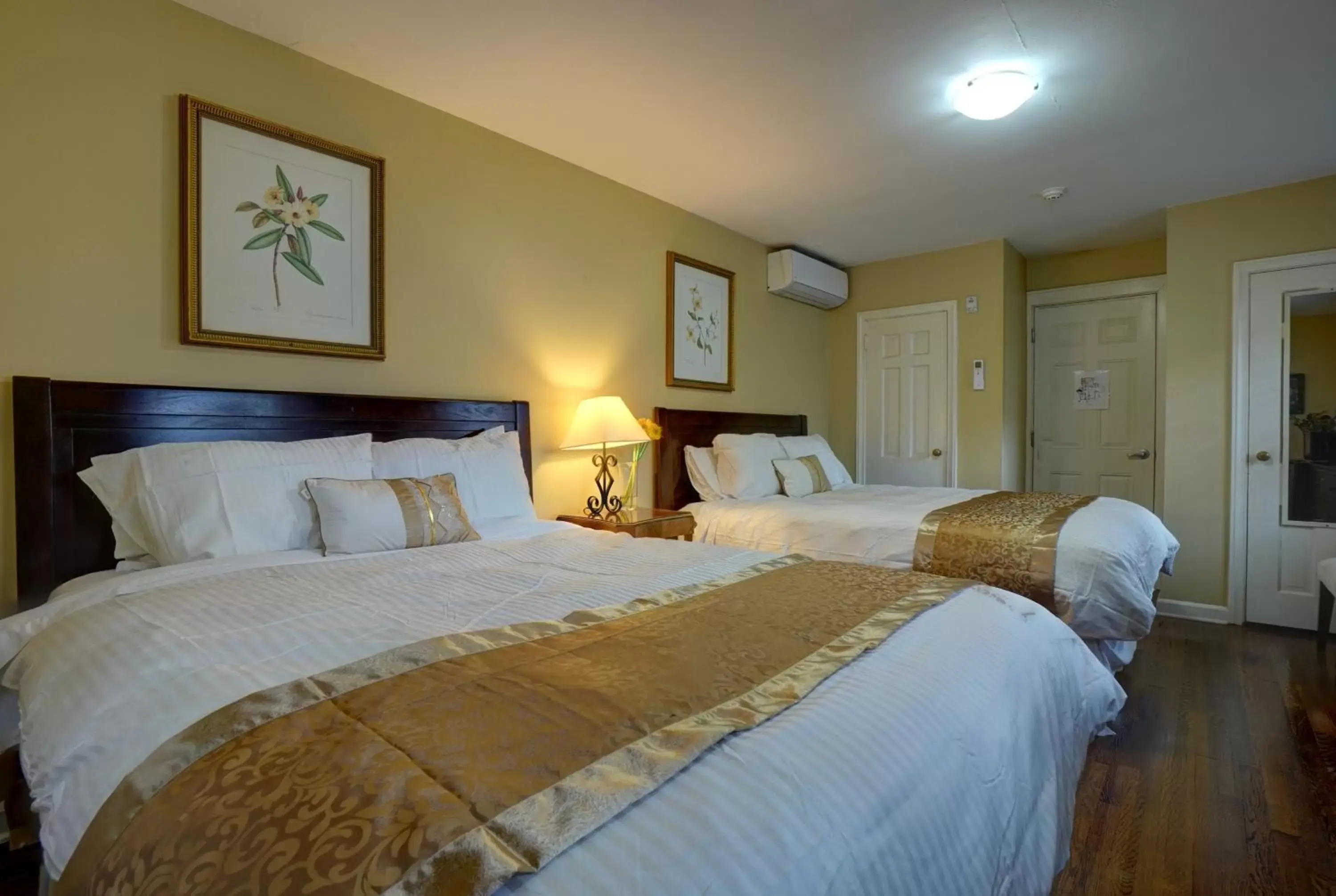 Bed in DeBary Inn