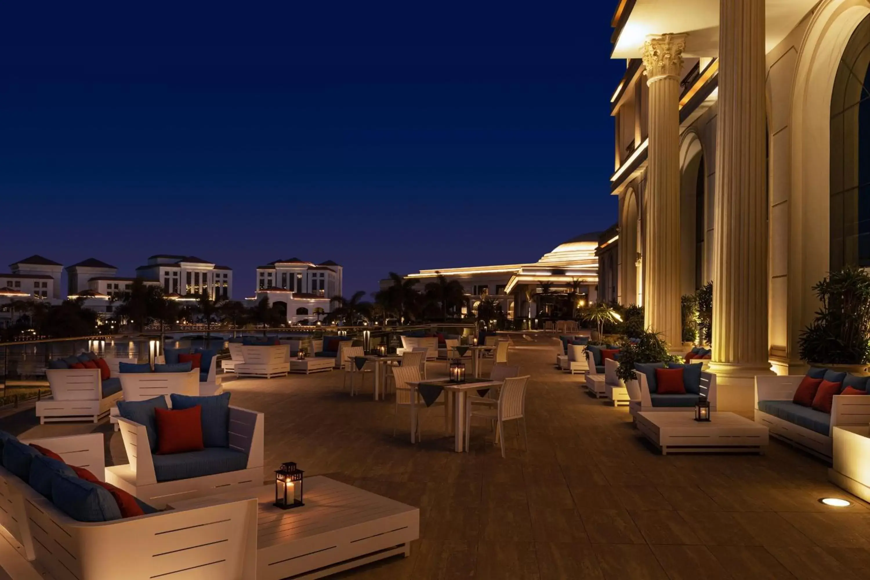 Lounge or bar, Restaurant/Places to Eat in The St. Regis Almasa Hotel, Cairo