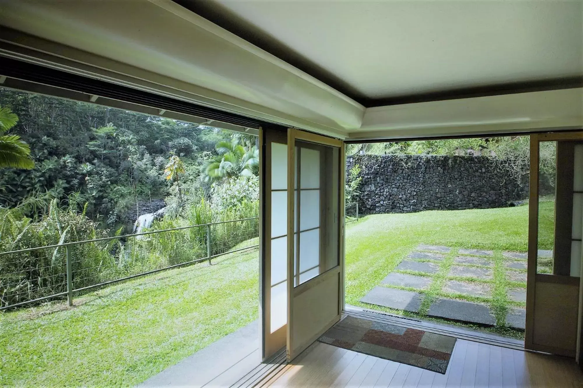 Living room, Garden View in The Inn at Kulaniapia Falls