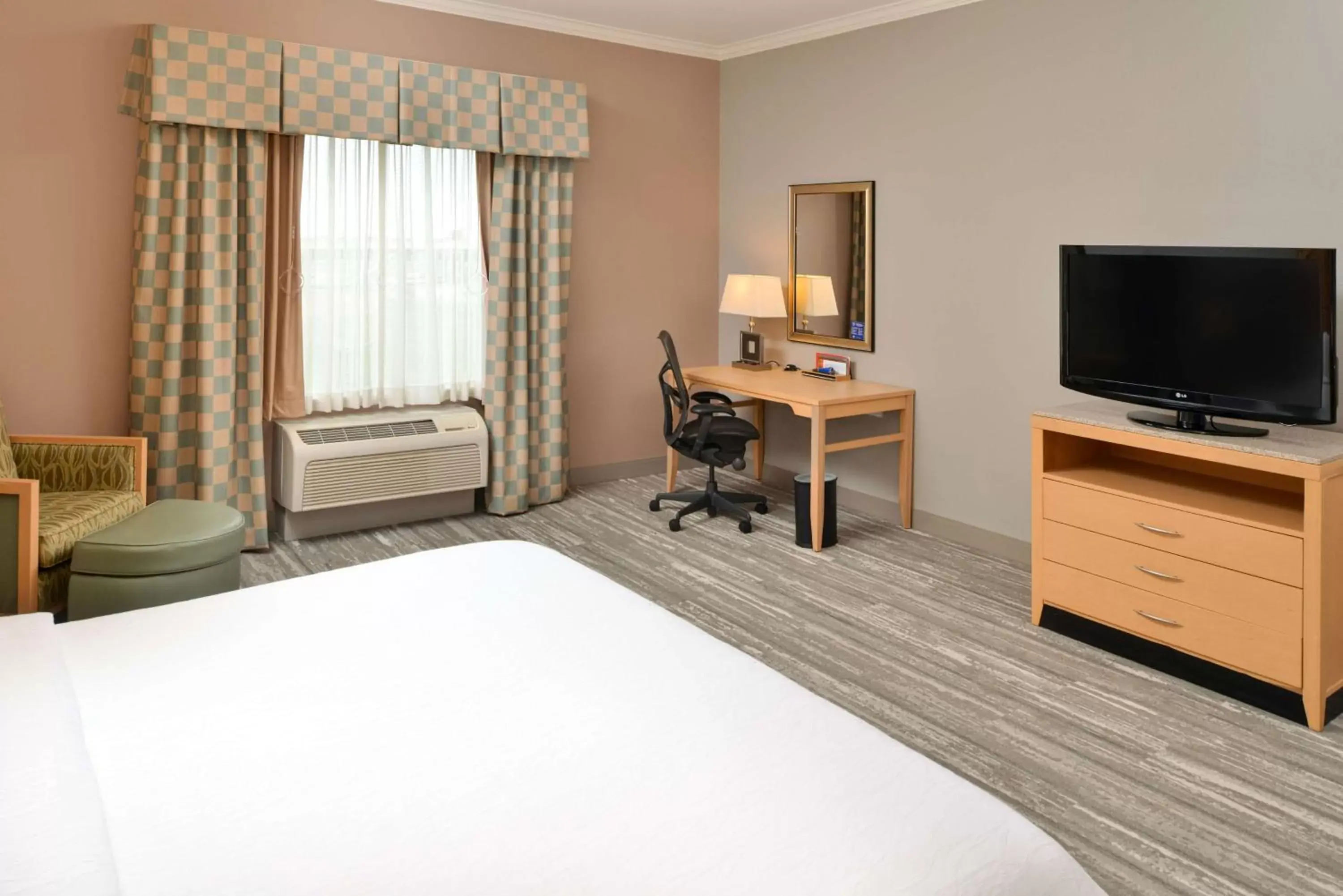 Bedroom, TV/Entertainment Center in Hilton Garden Inn Denton