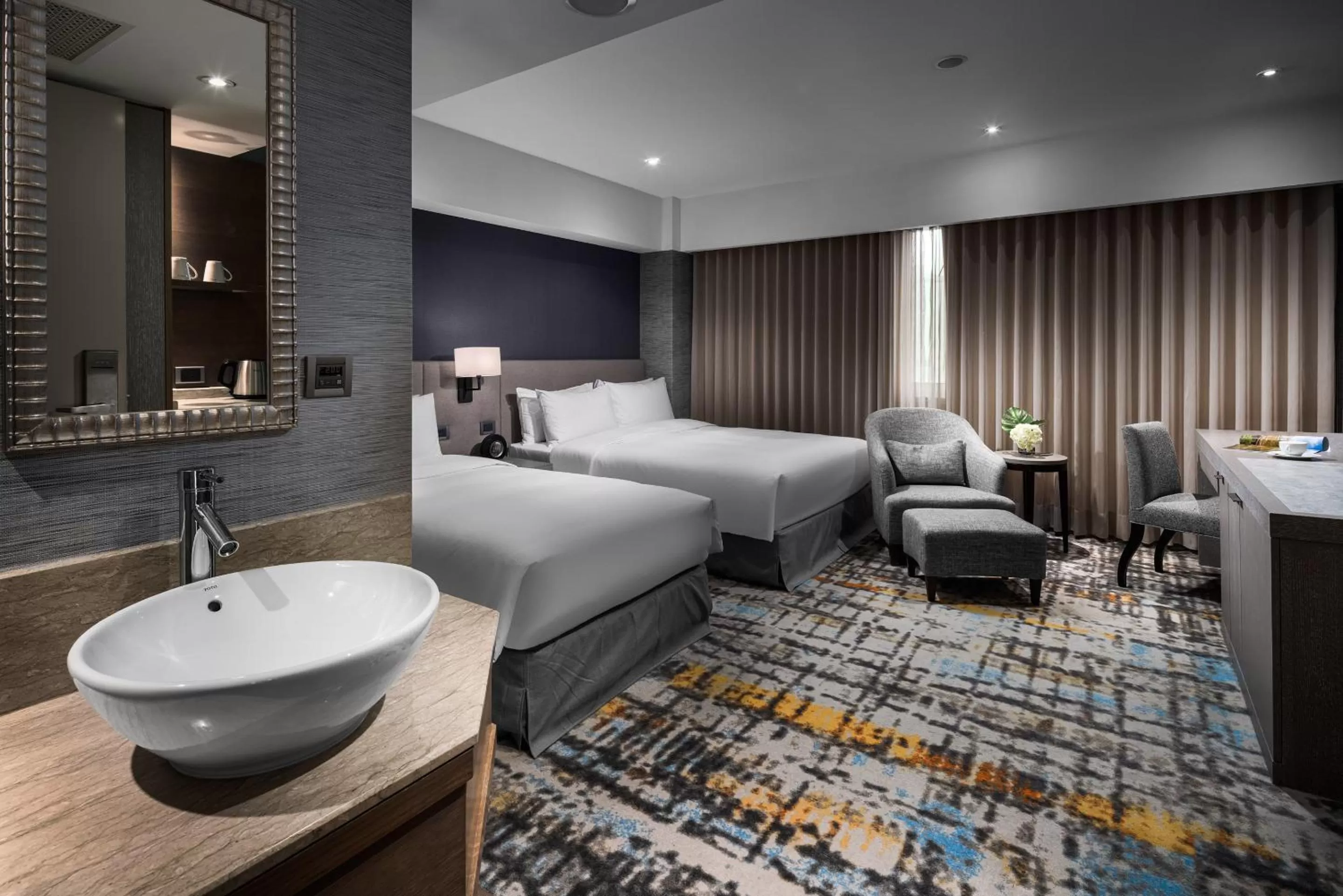 Photo of the whole room, Bed in Taipei Fullerton Hotel - South