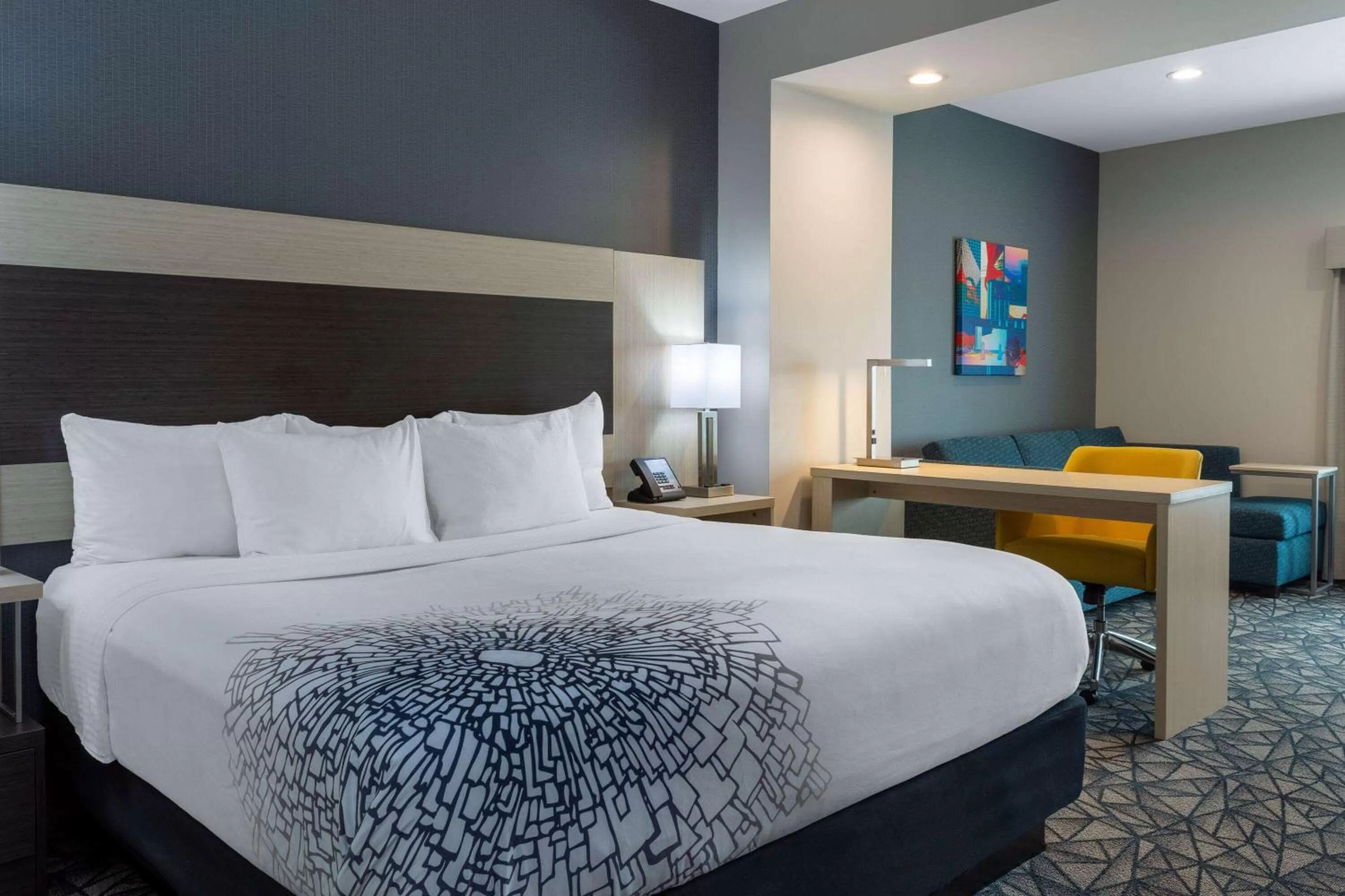 Photo of the whole room, Bed in La Quinta Inn & Suites by Wyndham Shorewood