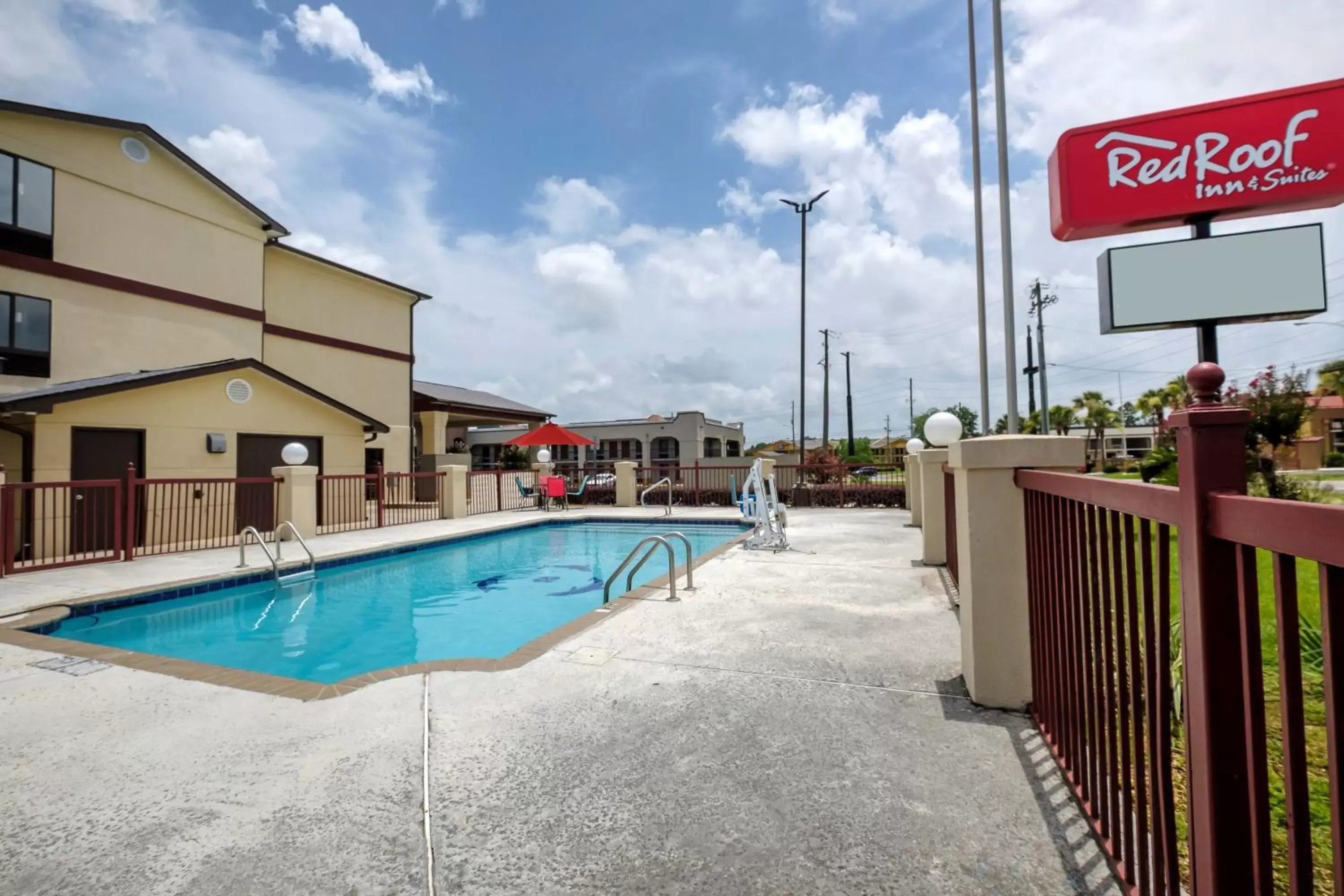 Swimming pool in Red Roof Inn & Suites Mobile SW - I-10