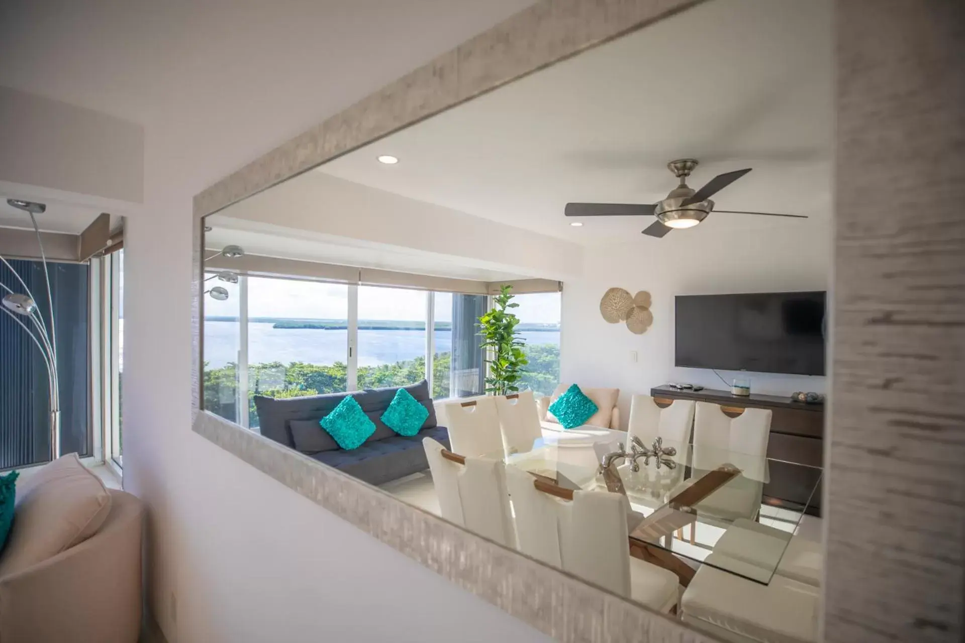 Living room, Seating Area in Beachfront Penthouses by LivIN Cancun