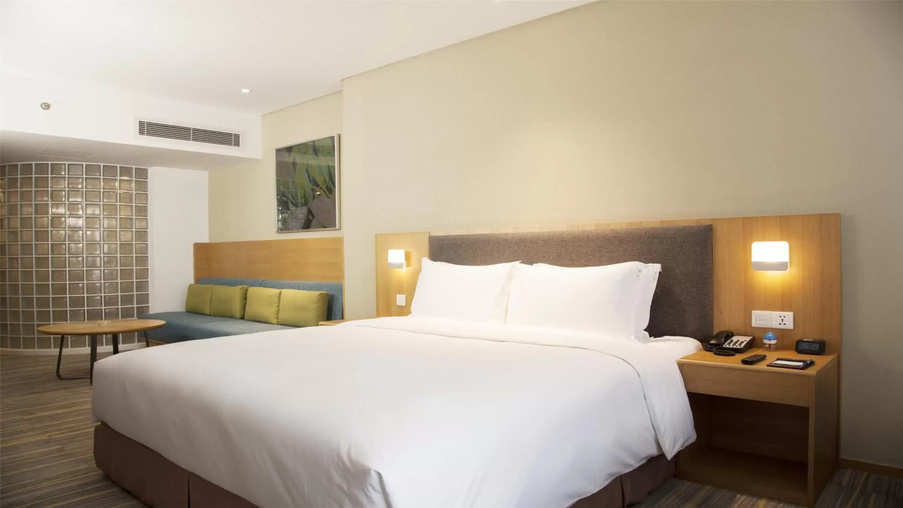 Photo of the whole room, Bed in Holiday Inn Express Chengdu Airport Zone(Chengdu Shuangliu International Airport Branch), an IHG Hotel