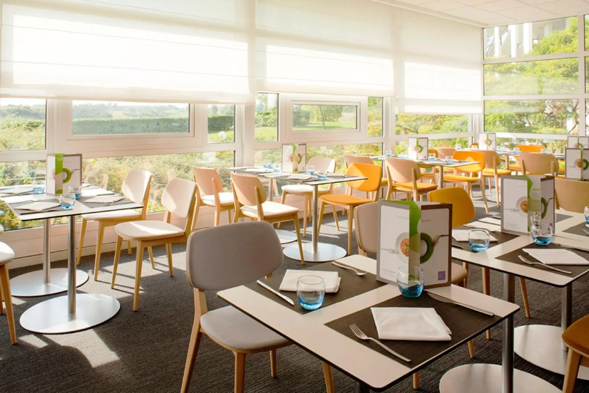 Restaurant/Places to Eat in Novotel Saint-Quentin en Yvelines