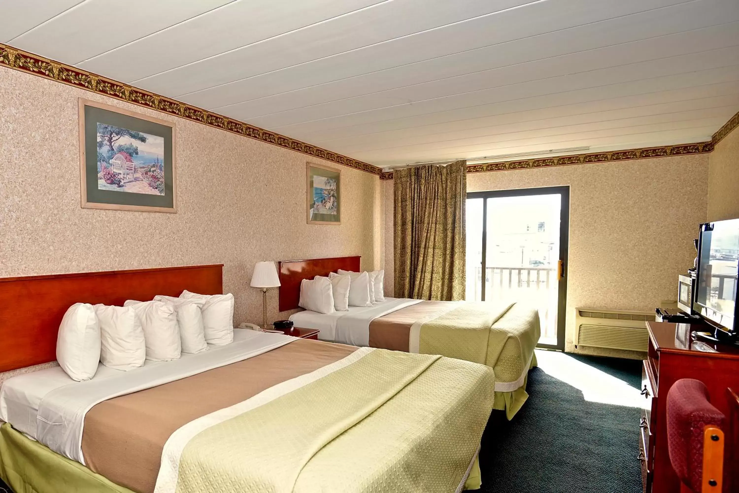 Photo of the whole room, Bed in Days Inn by Wyndham Atlantic City Beachblock