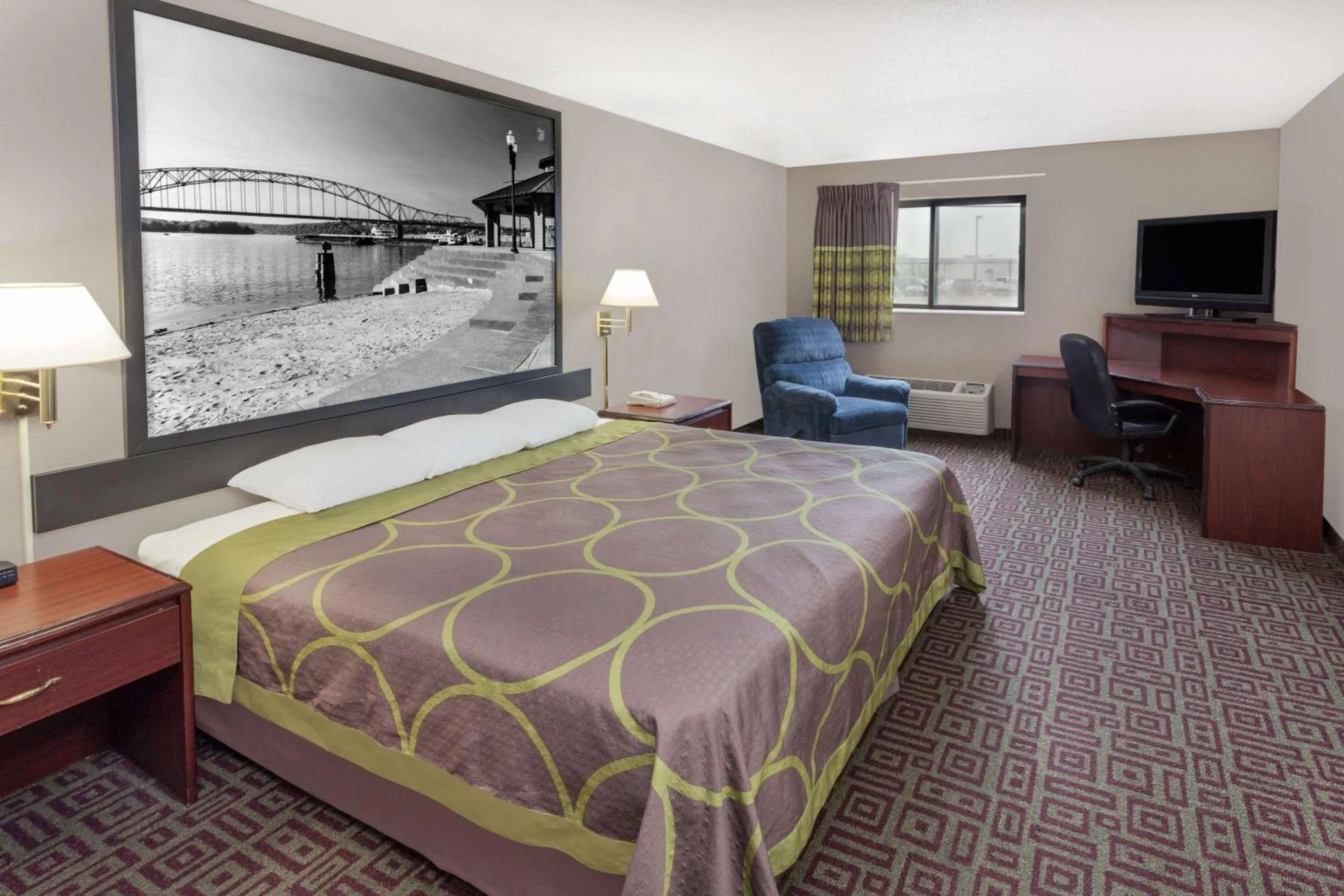 Photo of the whole room, Bed in Super 8 by Wyndham Muscatine