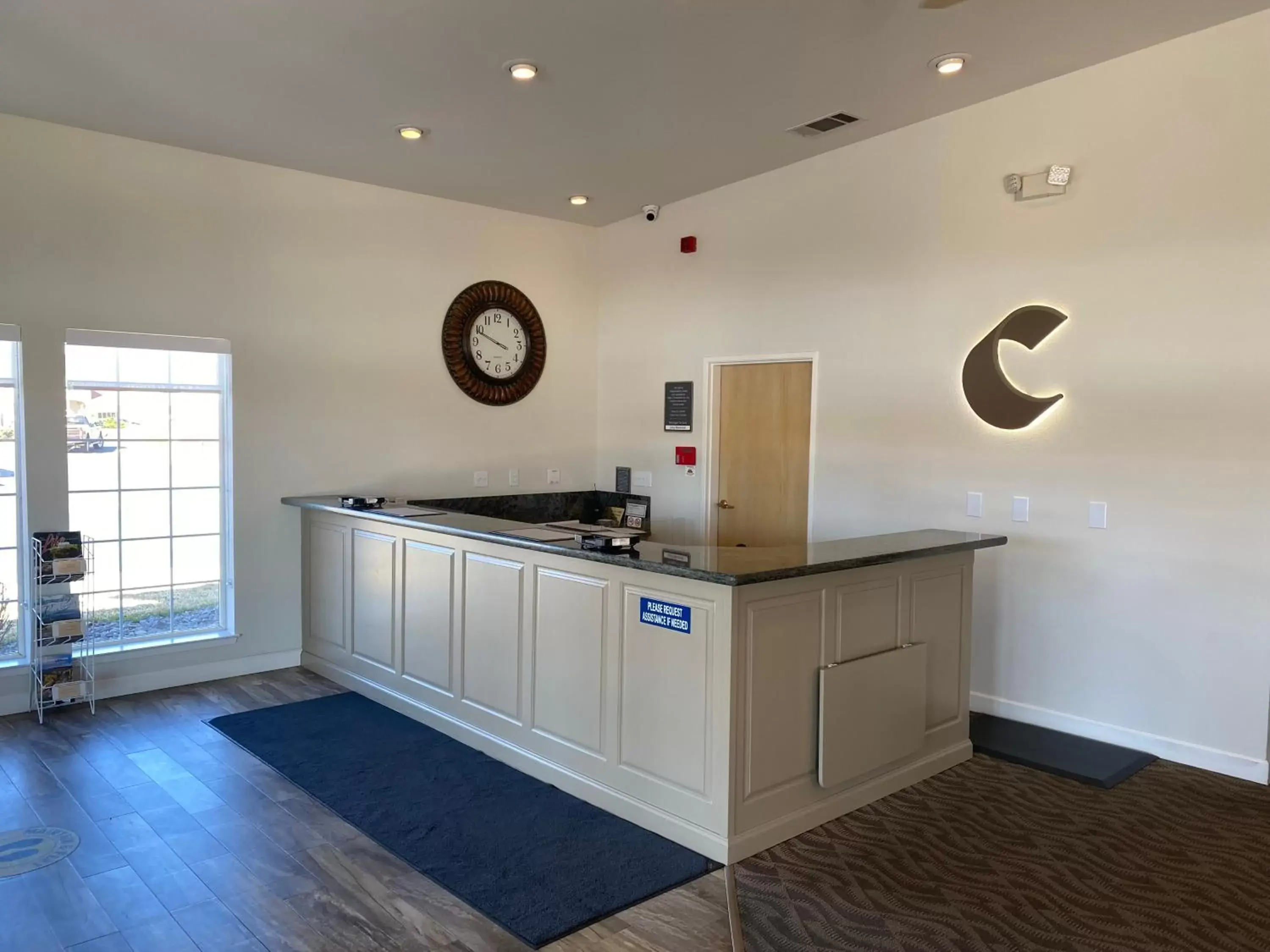 Lobby or reception, Kitchen/Kitchenette in Comfort Inn & Suites