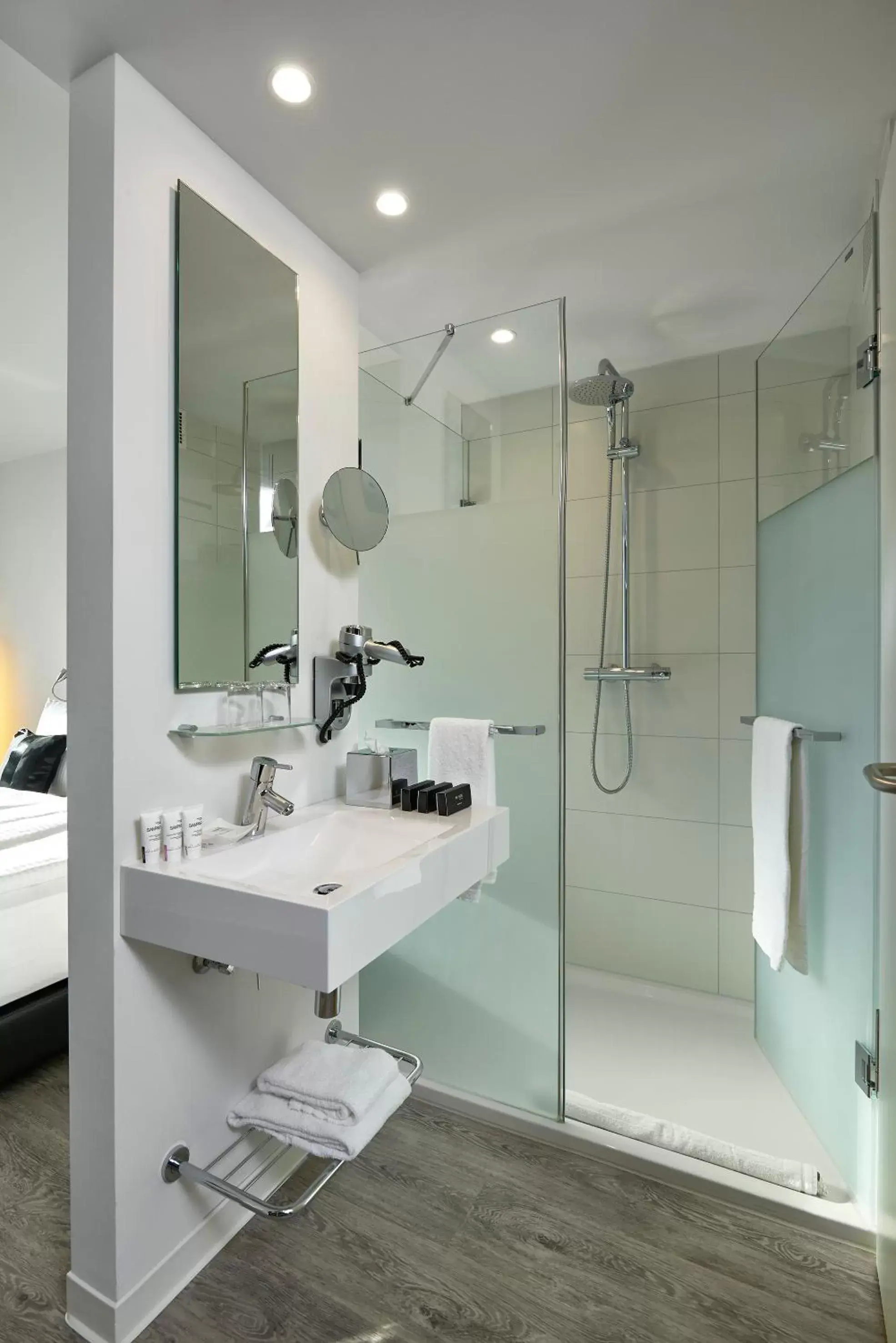 Photo of the whole room, Bathroom in INNSiDE by Meliá Aachen