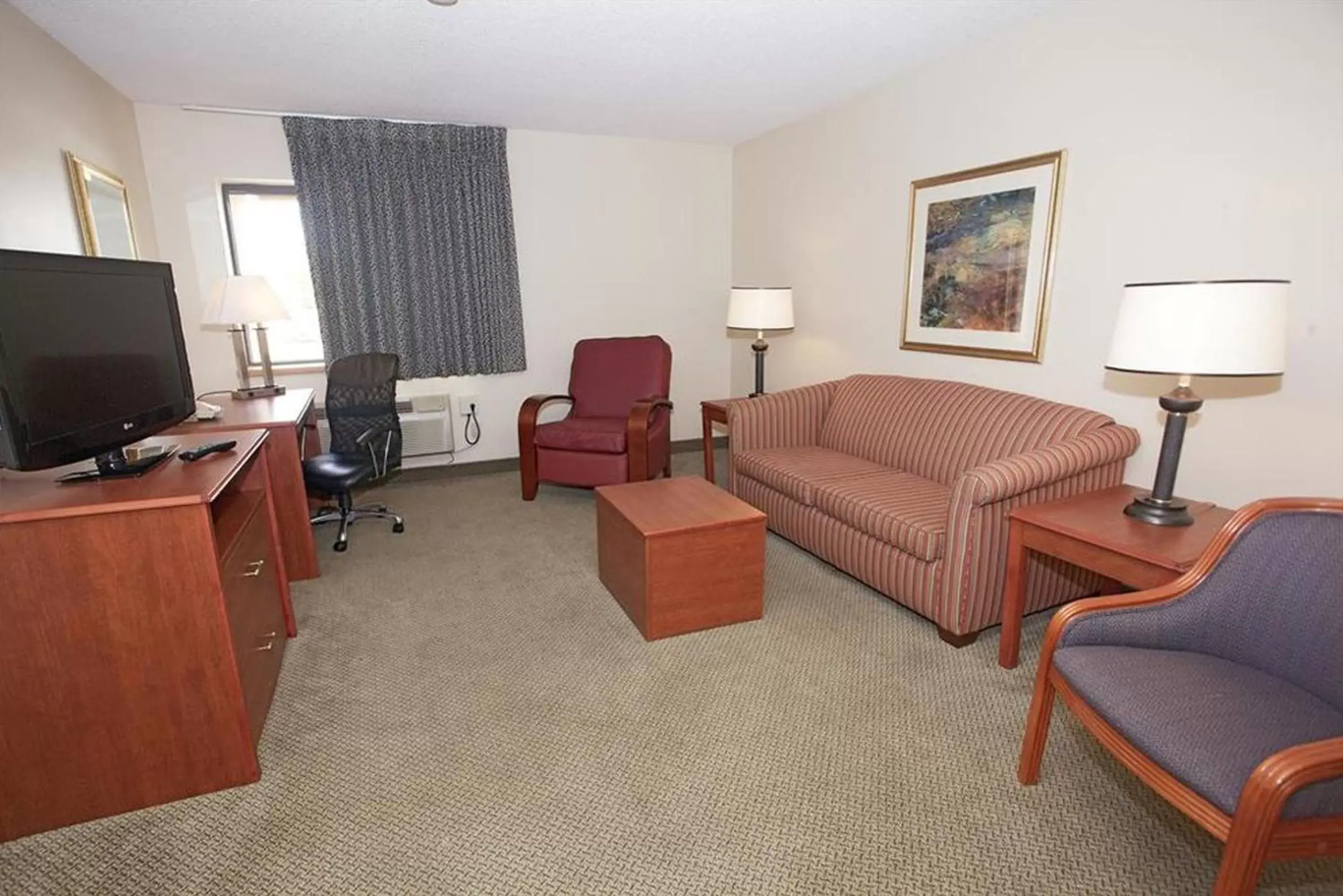 Seating area, TV/Entertainment Center in La Quinta Inn by Wyndham Detroit Southgate