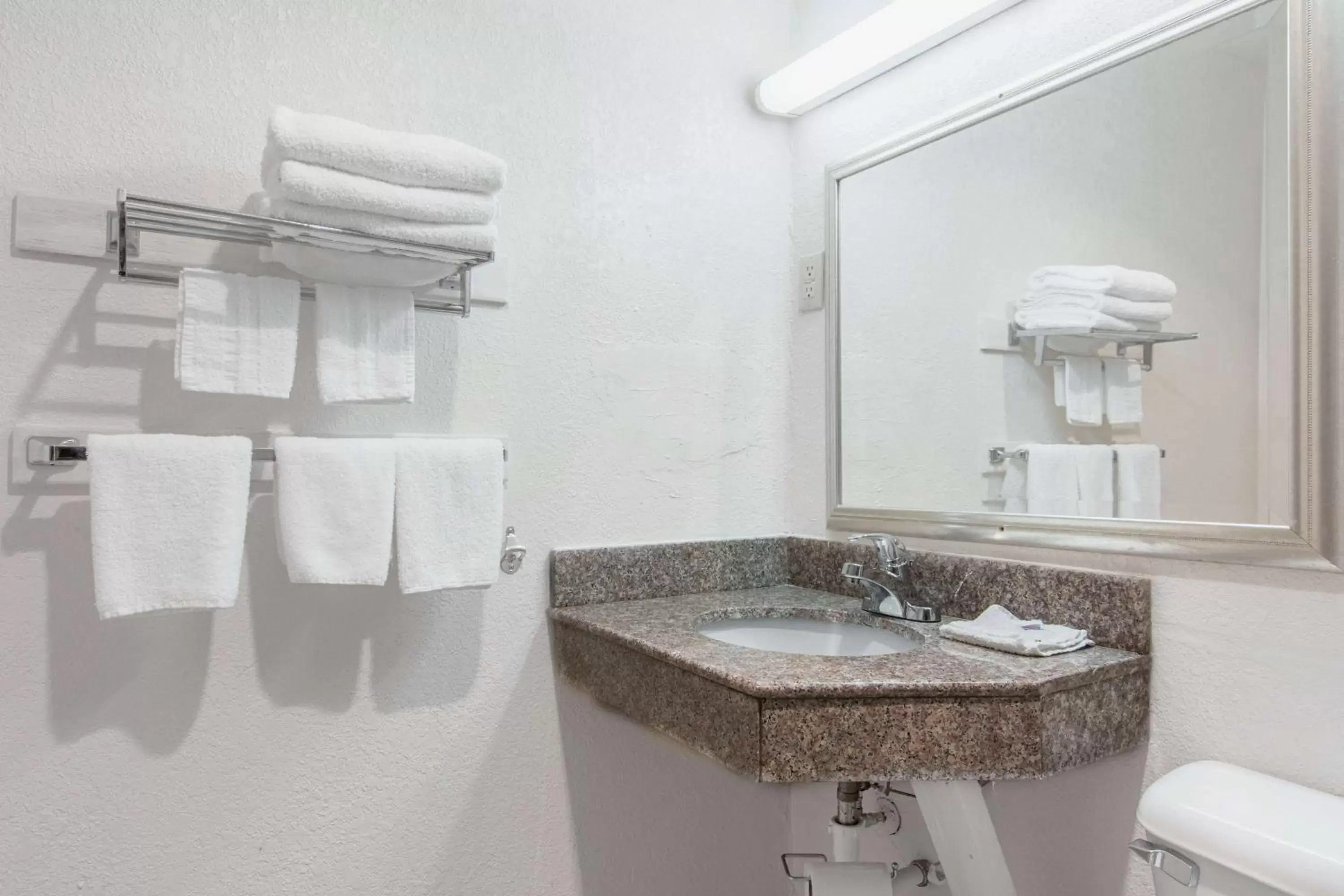 Toilet, Bathroom in Motel 6-Hope, AR