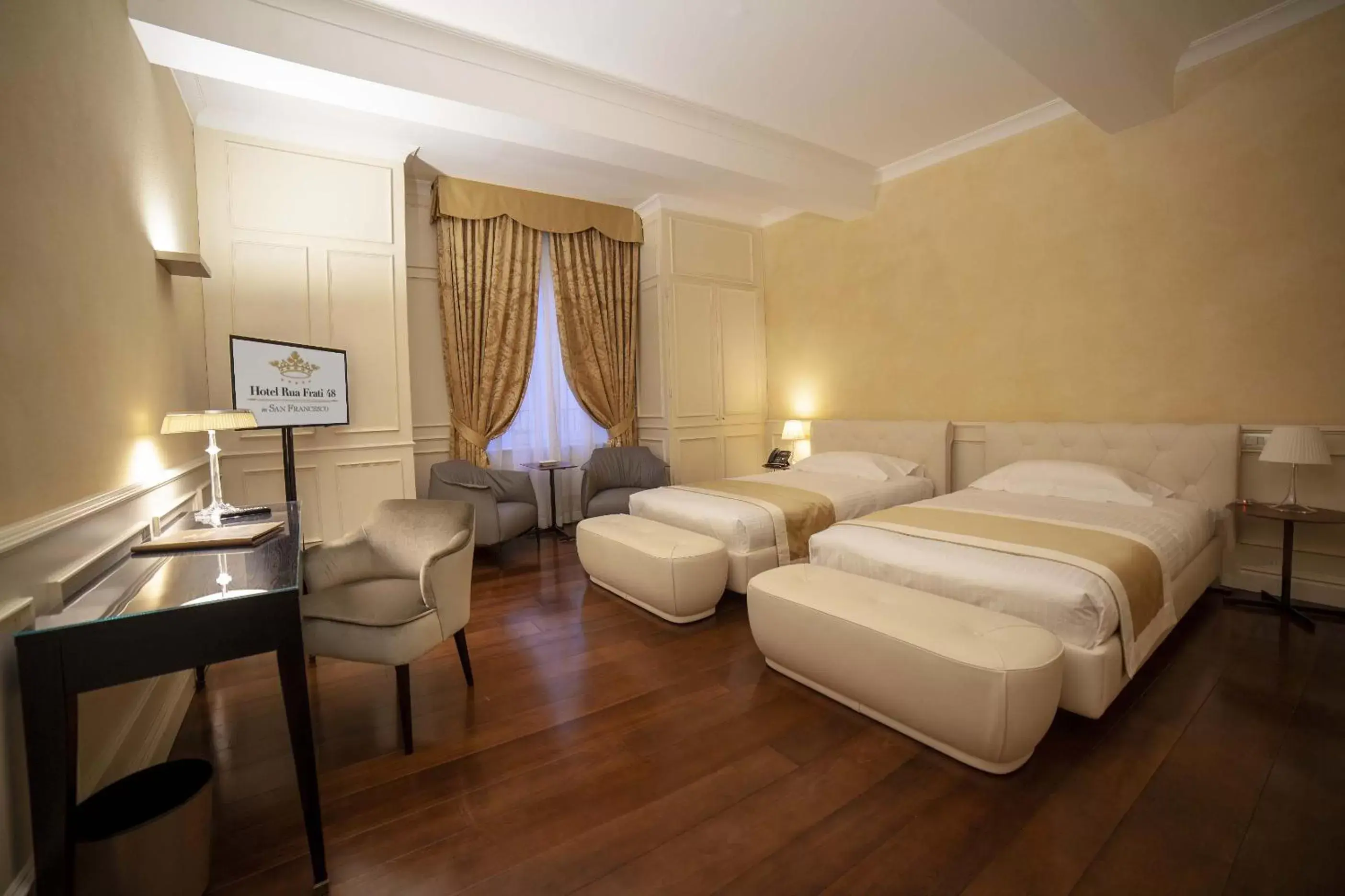 Bedroom in Hotel Rua Frati 48 in San Francesco