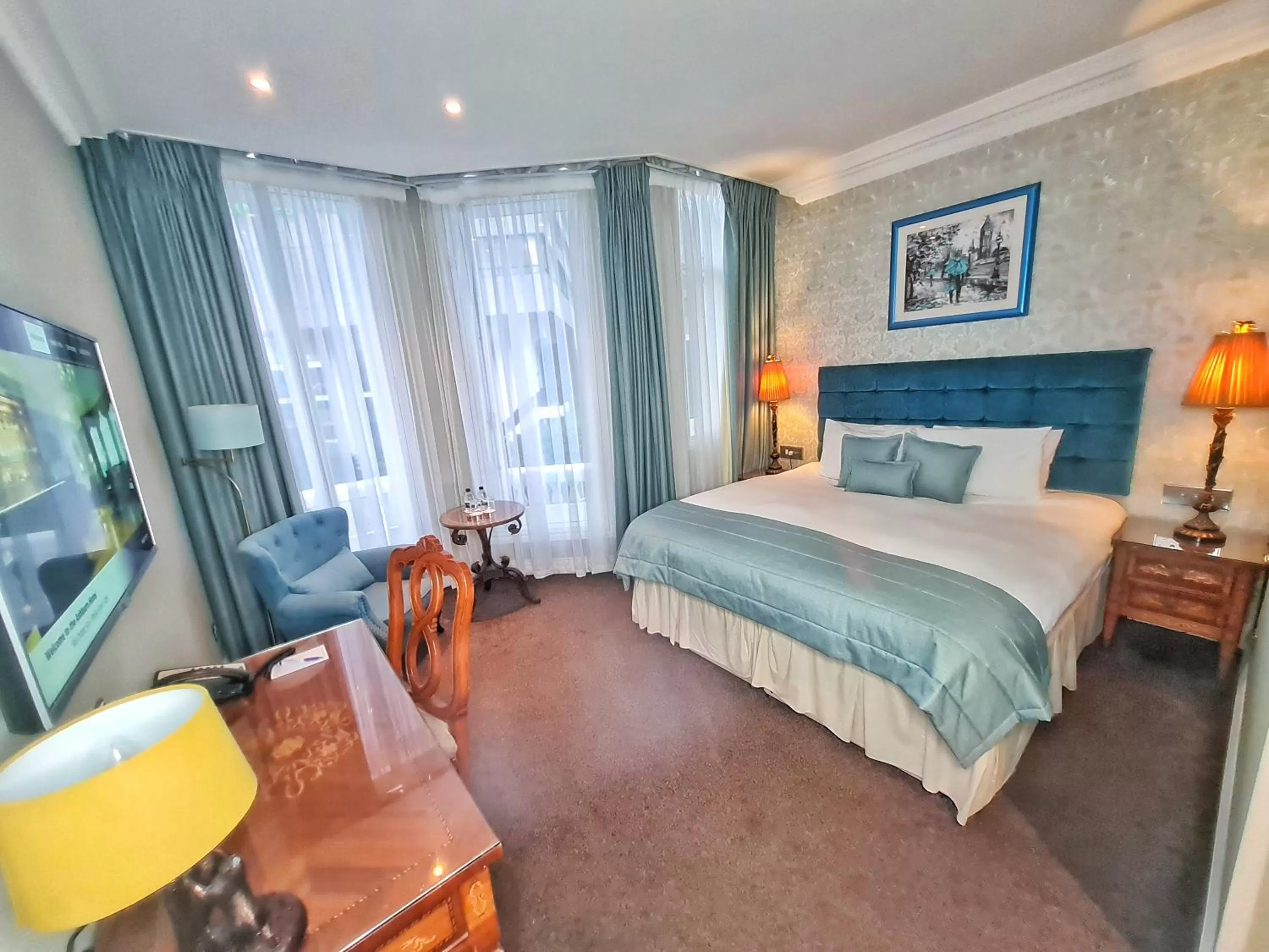 Photo of the whole room, Bed in Ashburn Hotel