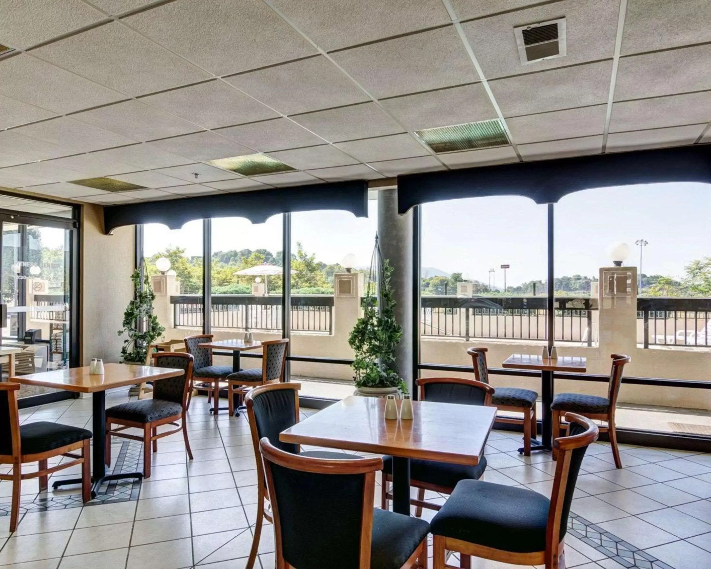 Restaurant/Places to Eat in Quality Inn Troutville - Roanoke North