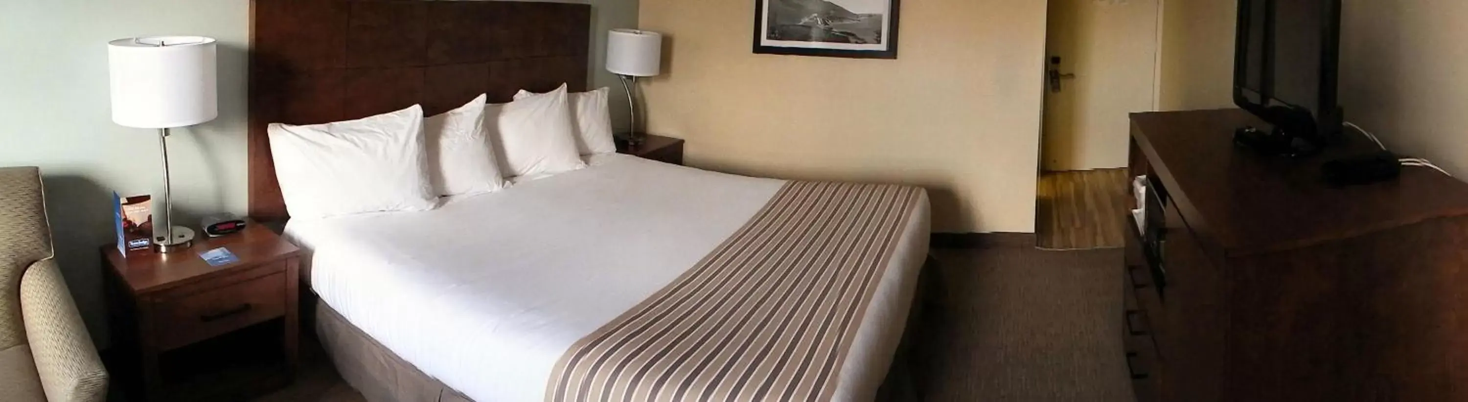 Bedroom, Bed in Travelodge by Wyndham Sydney