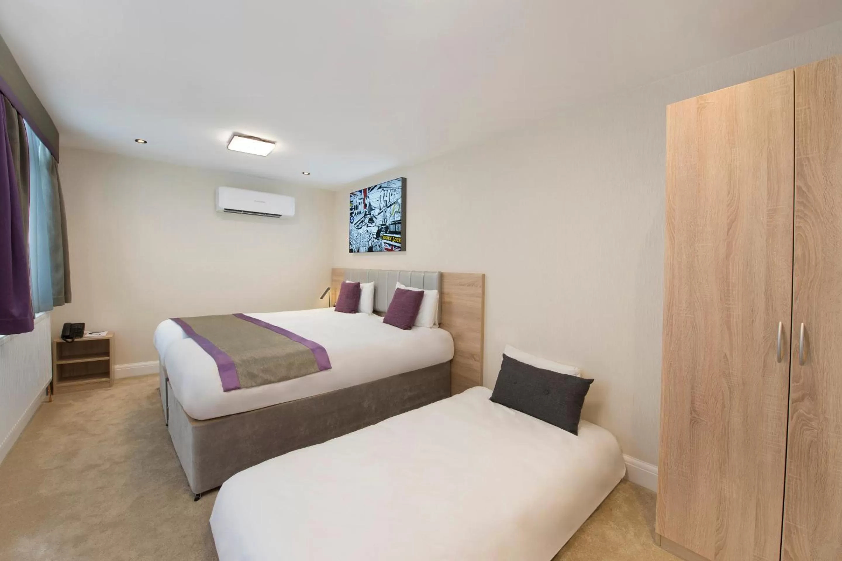 Deluxe Triple Room in OYO Townhouse 30 Sussex Hotel, London Paddington