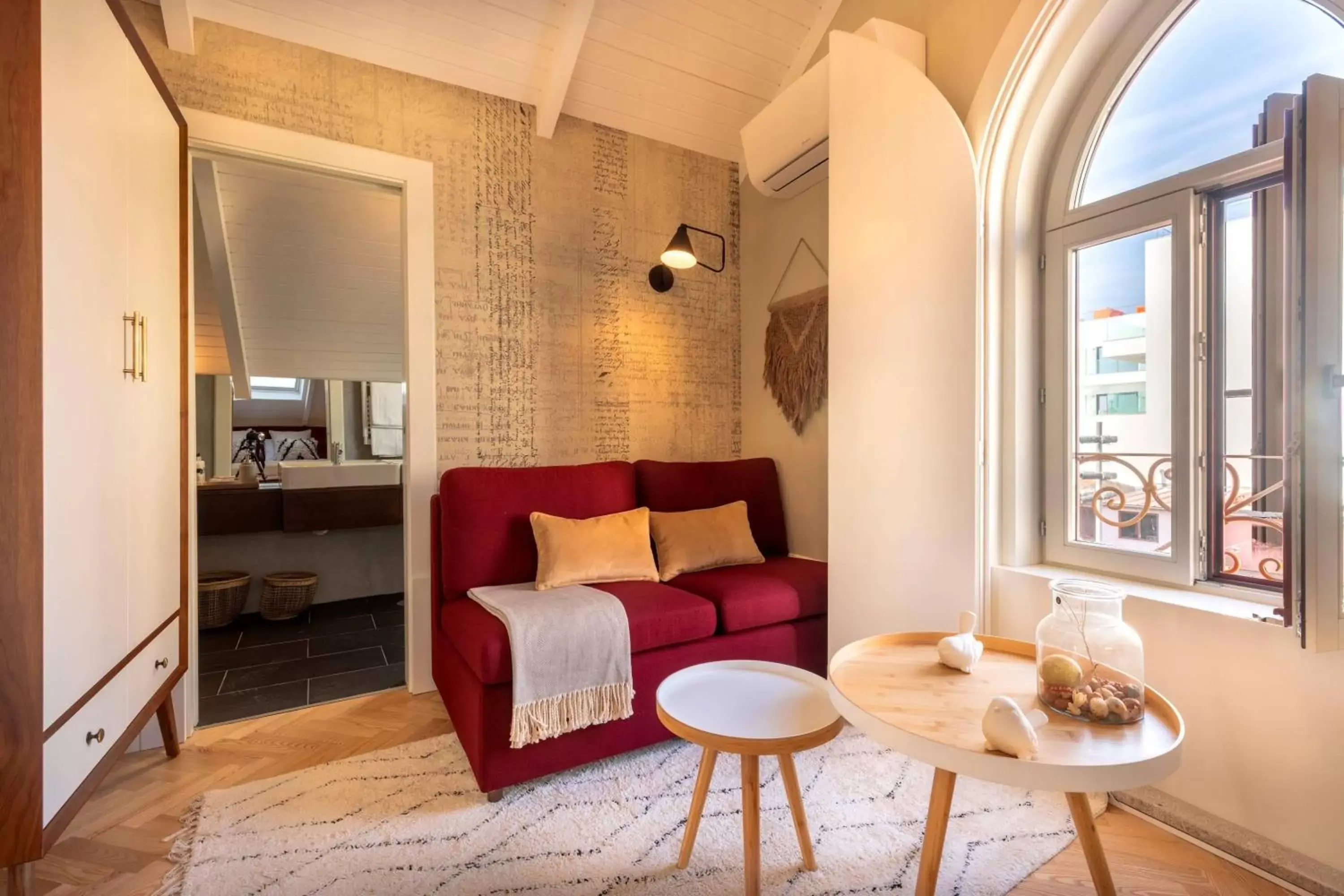 Bed, Seating Area in Harbour Inn Design Townhouse