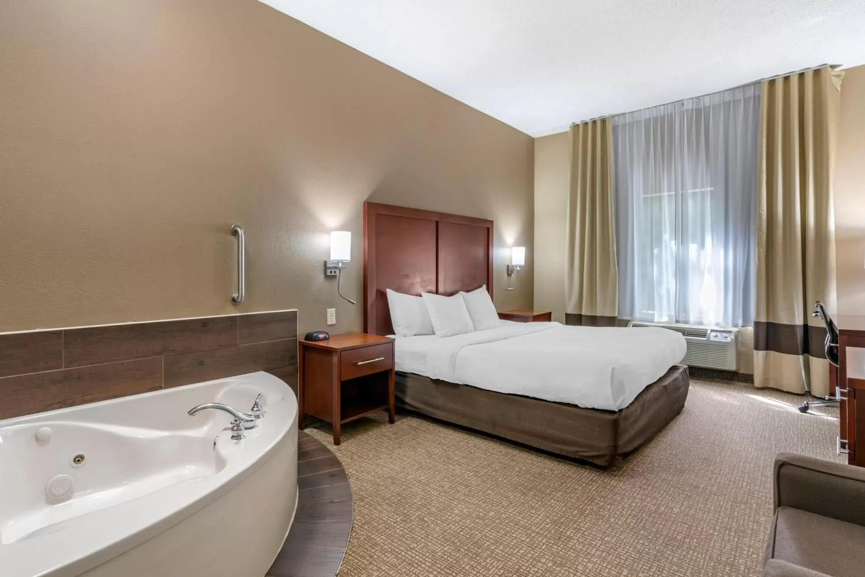 Hot Tub, Bed in Comfort Inn & Suites St Louis-O'Fallon