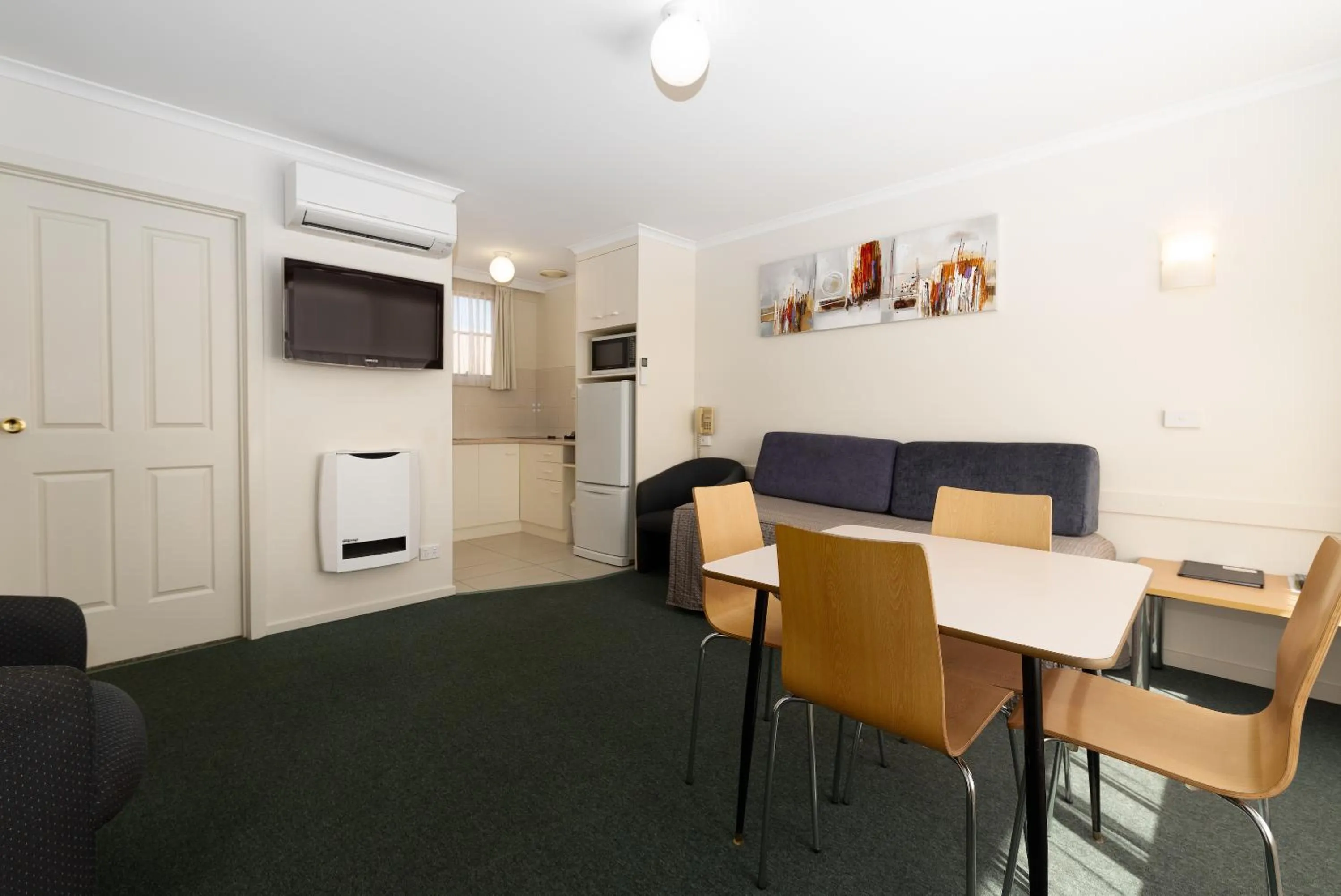 Dining area in Barclay Motor Inn