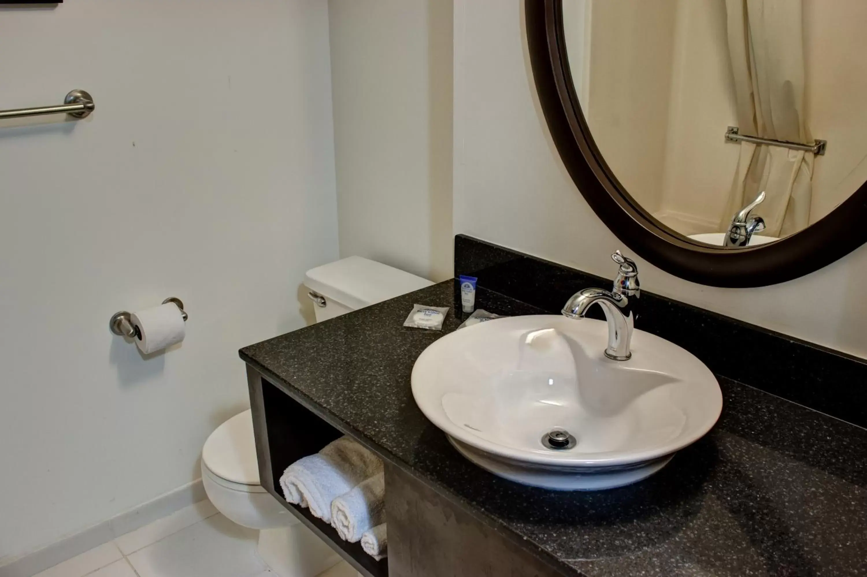 Bathroom in Americas Best Value Inn Heath-Newark