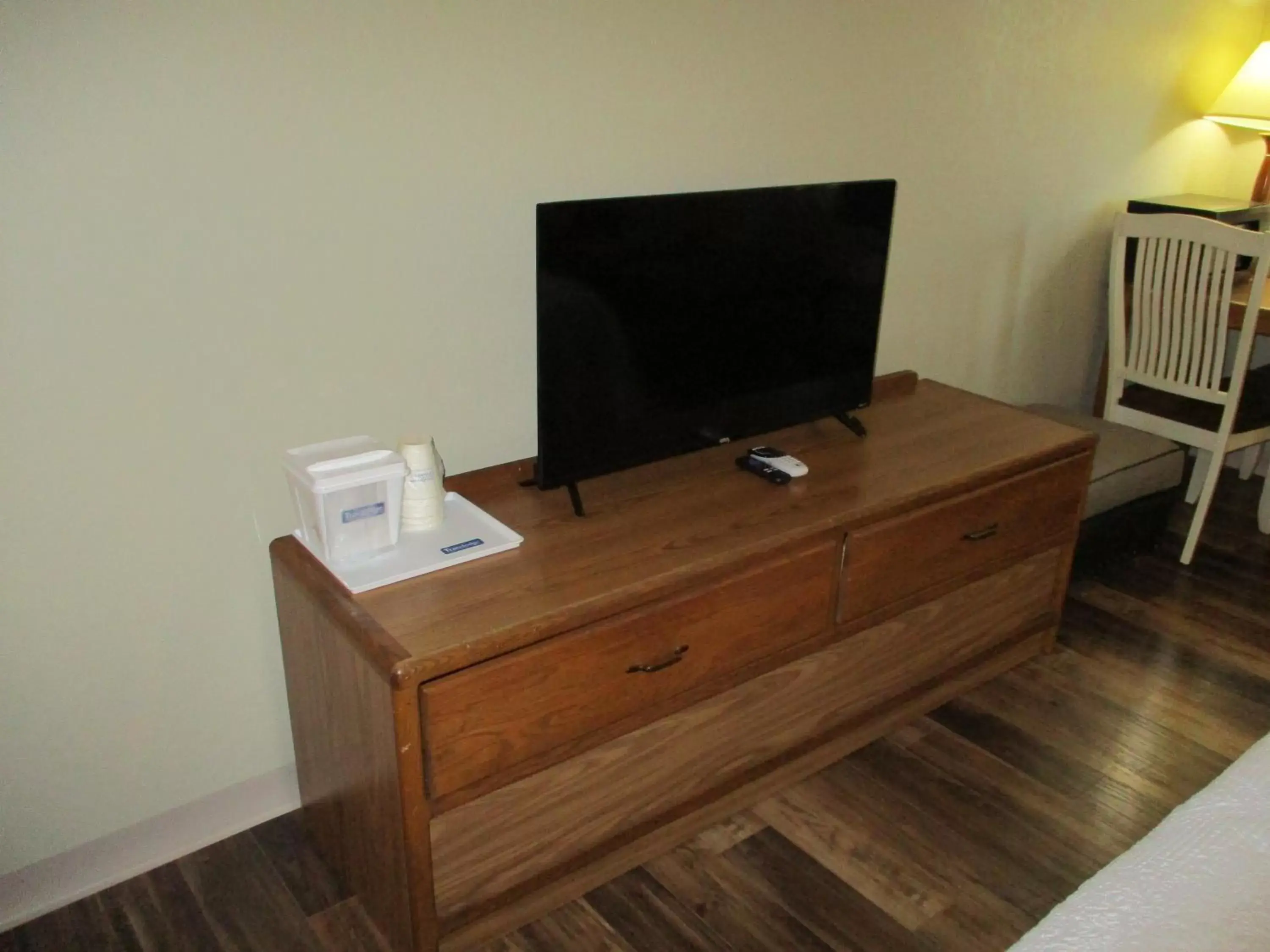 TV and multimedia, TV/Entertainment Center in Travelodge by Wyndham Redwood Falls