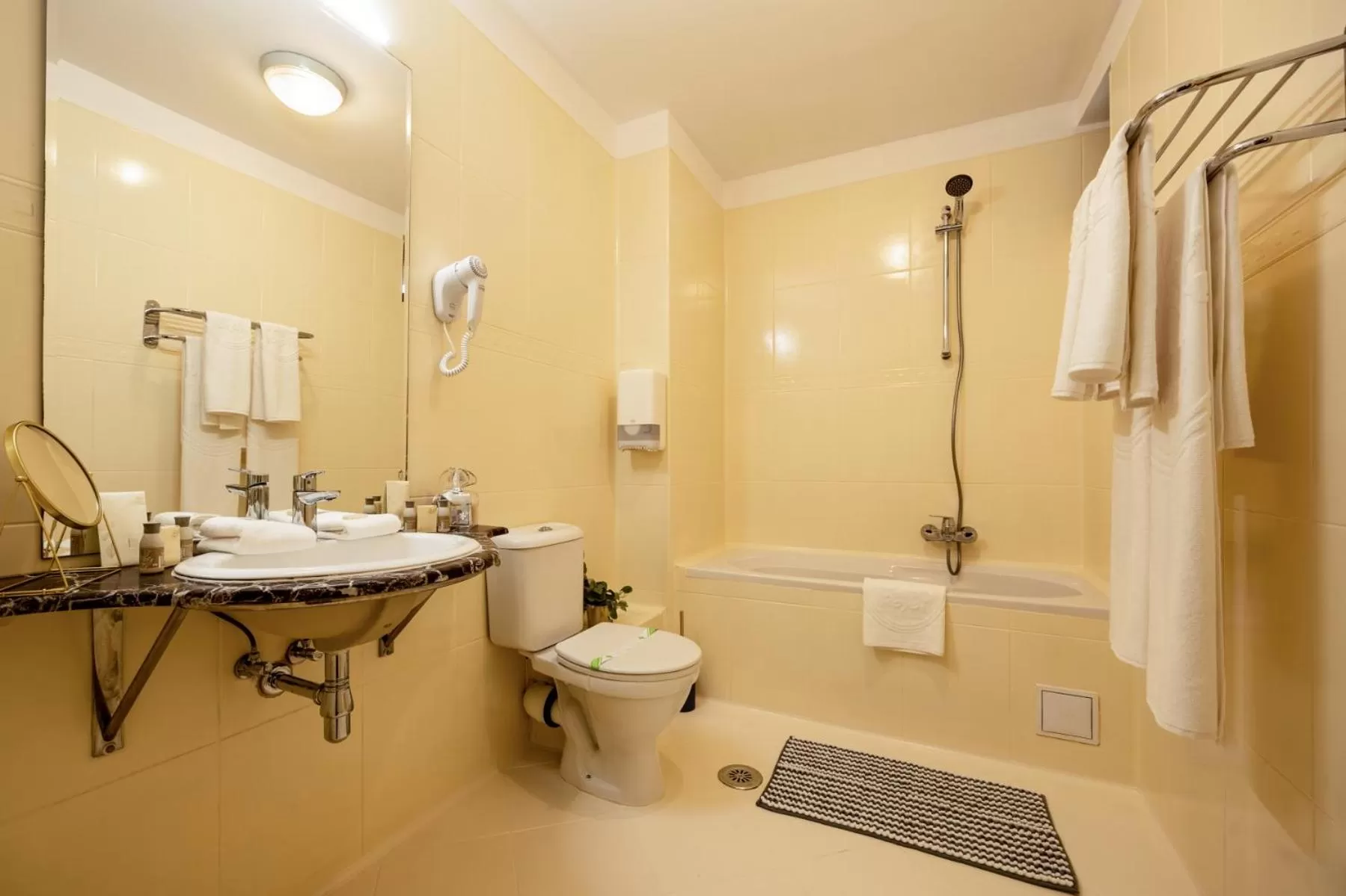 Toilet in Hotel Sir Royal