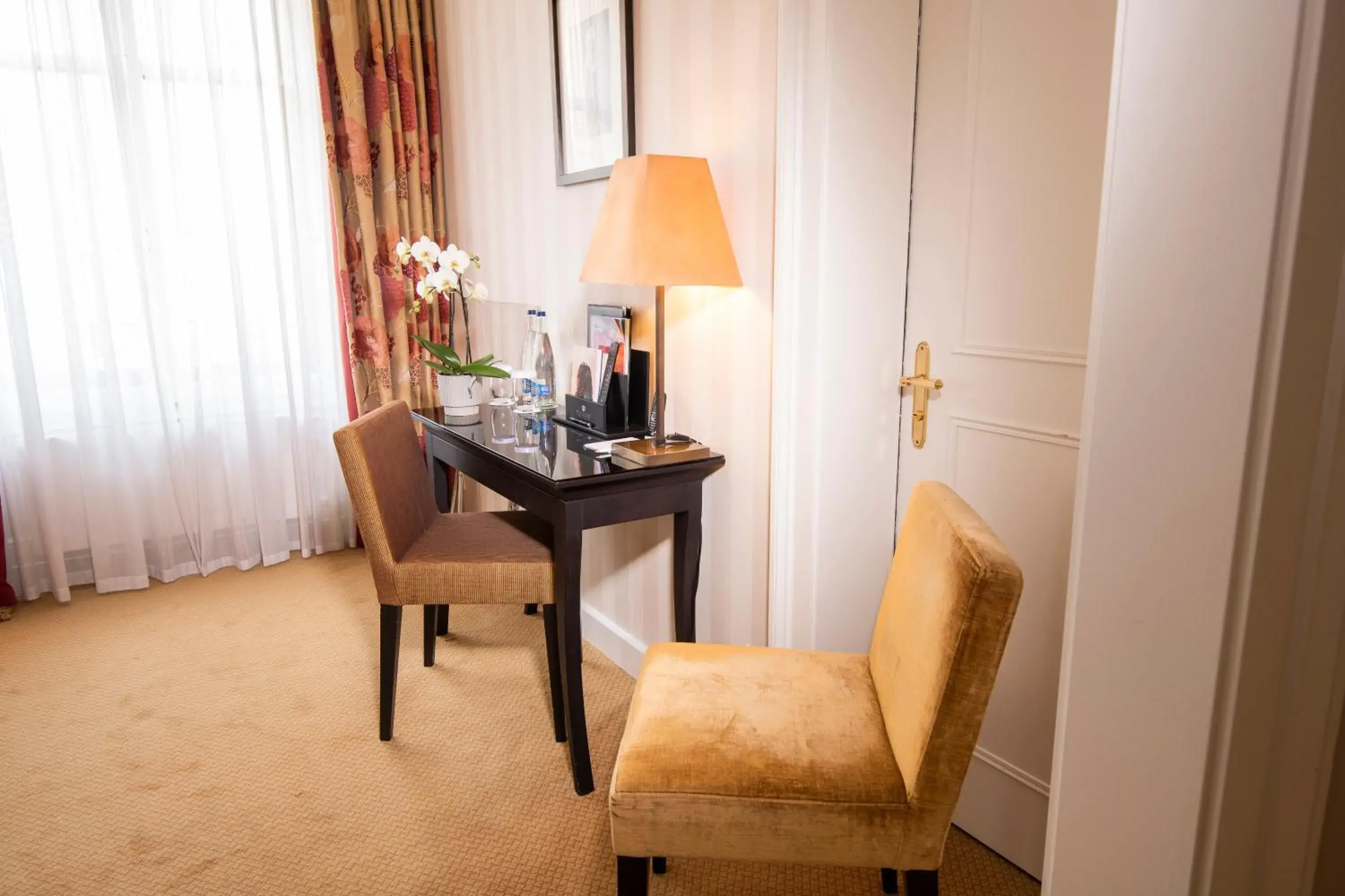 Bedroom, Seating Area in Hotel Des Trois Couronnes & Spa - The Leading Hotels of the World