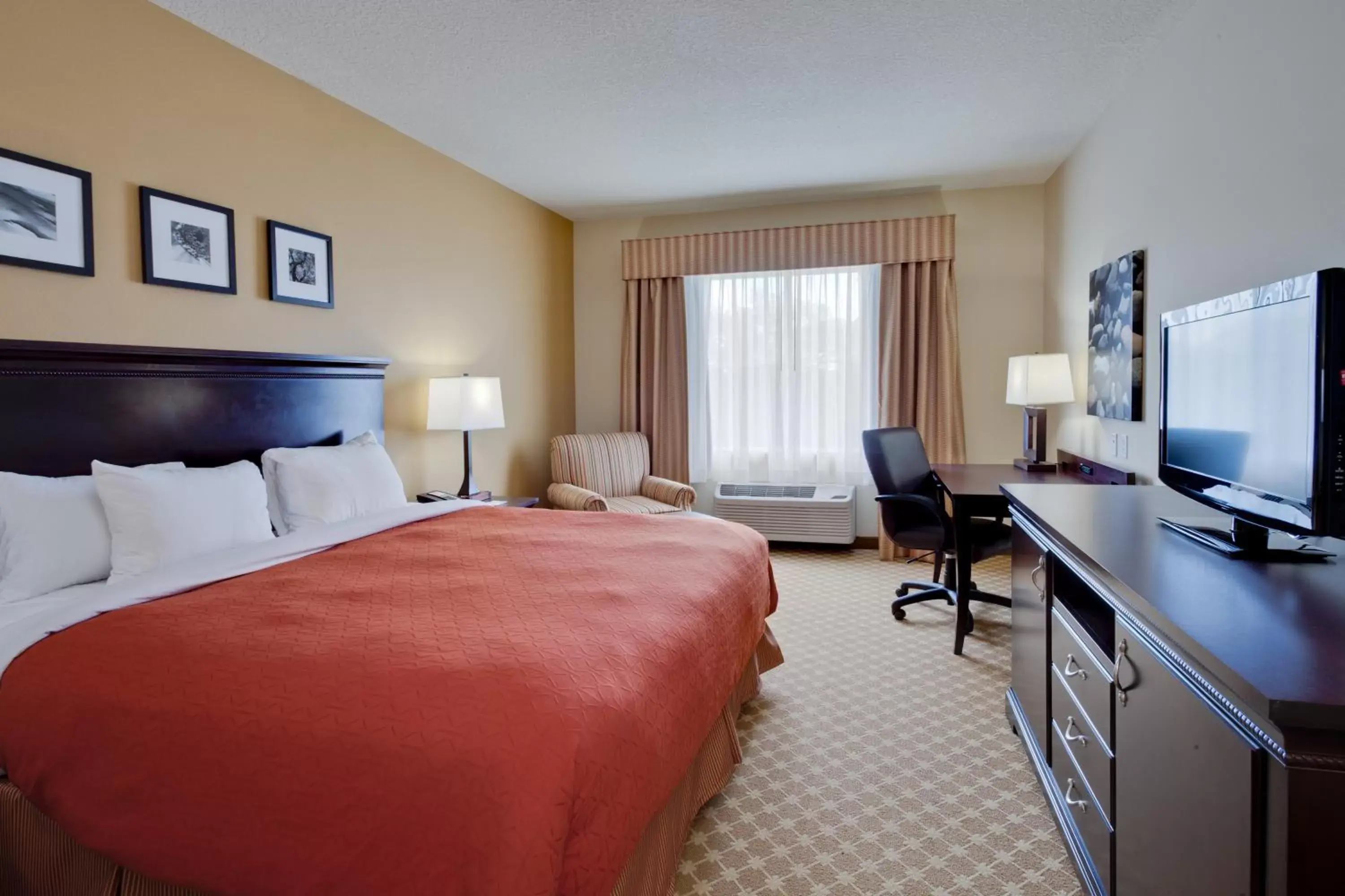 Bed in Country Inn & Suites by Radisson, Port Orange-Daytona, FL