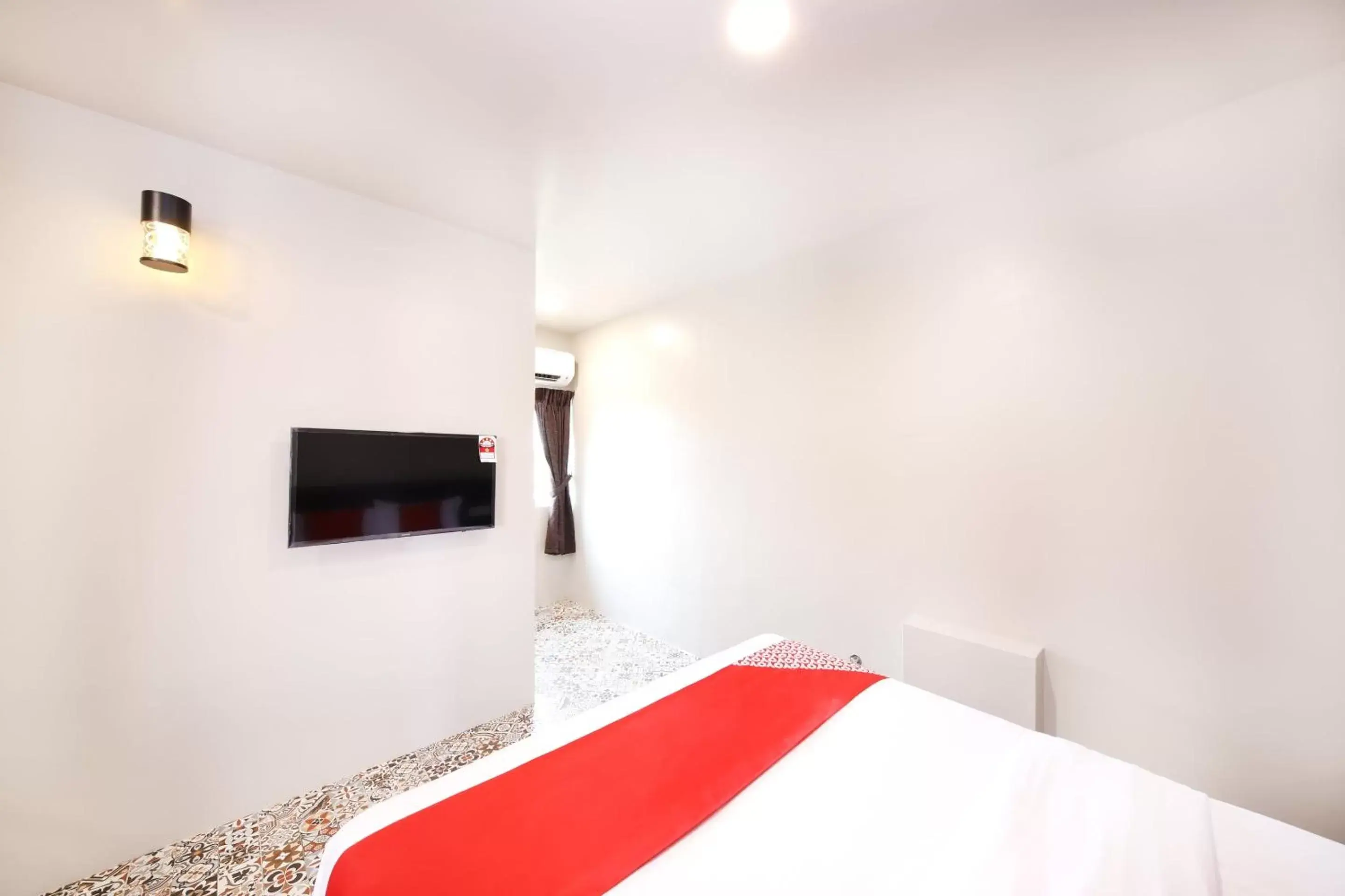 Bedroom, TV/Entertainment Center in OYO 507 Aikka Hotel