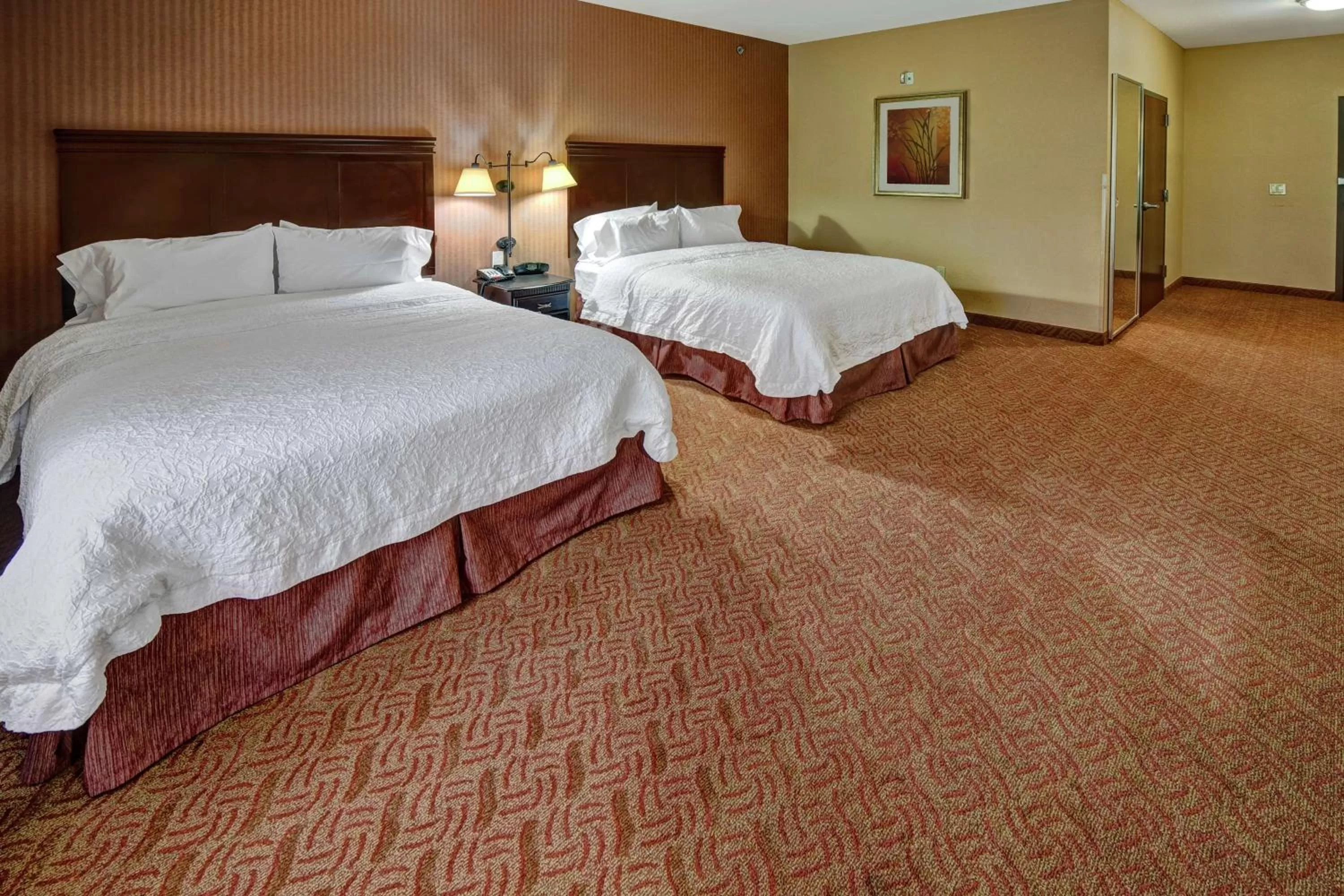 Photo of the whole room, Bed in Hampton Inn & Suites Corsicana